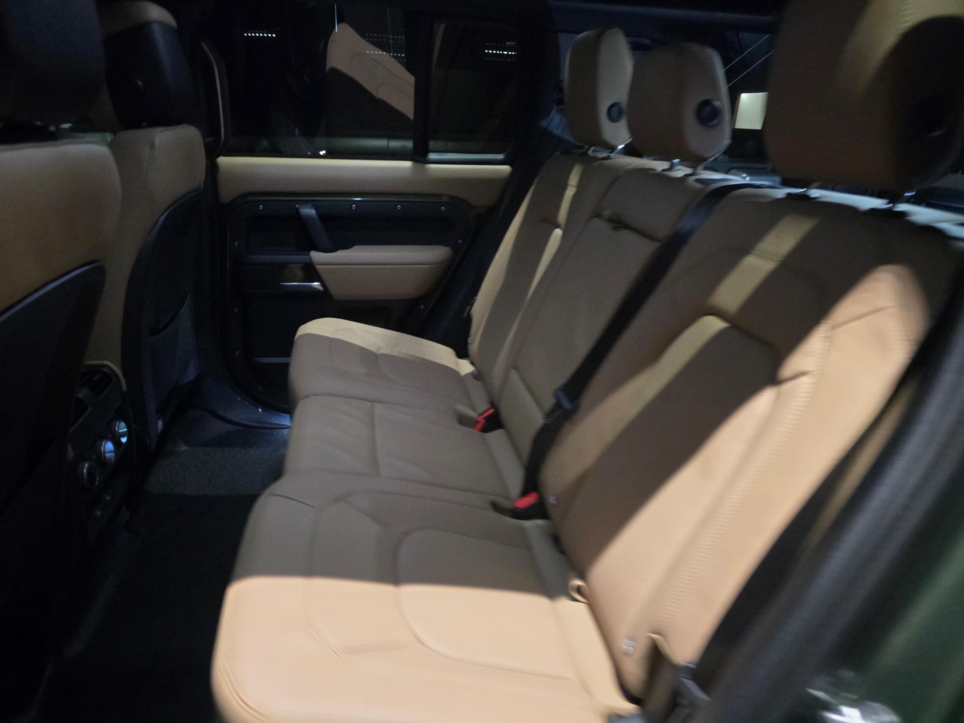 LAND ROVER Defender 110 3.0 D I6 350 X-Dynamic HSE-image-3