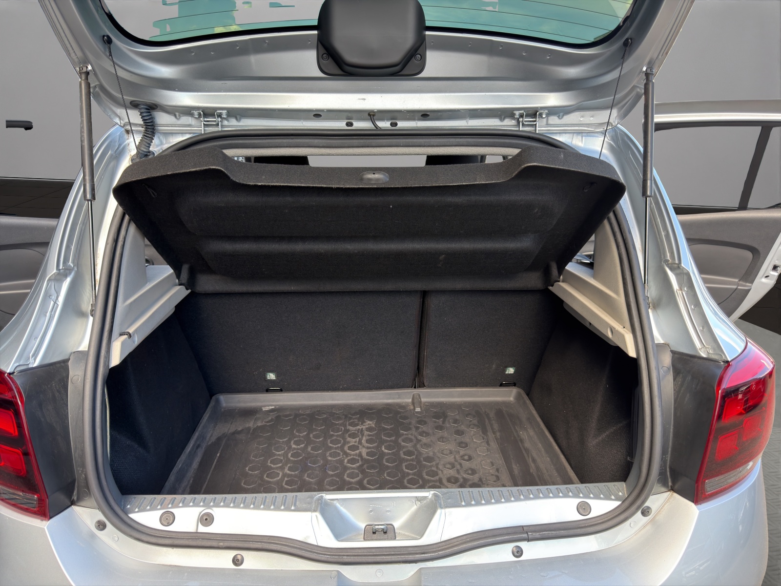 DACIA Sandero TCe 90 Comfort Automatic-image-18