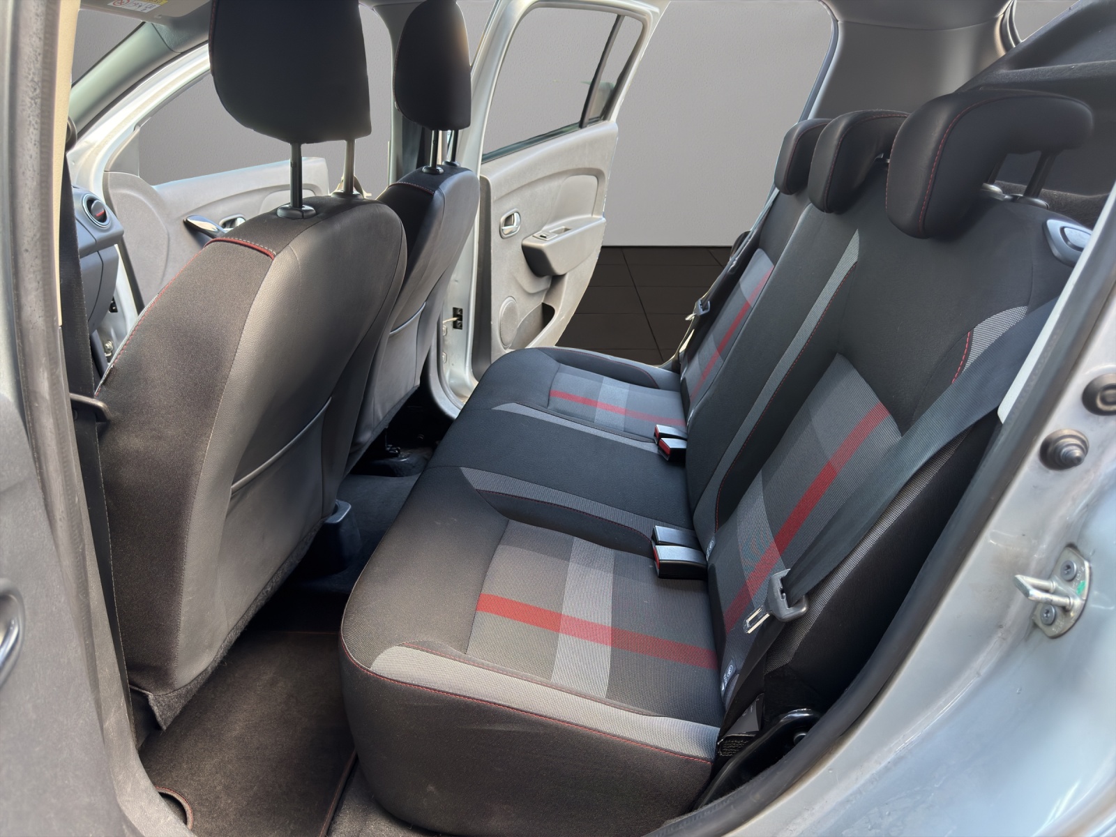 DACIA Sandero TCe 90 Comfort Automatic-image-12
