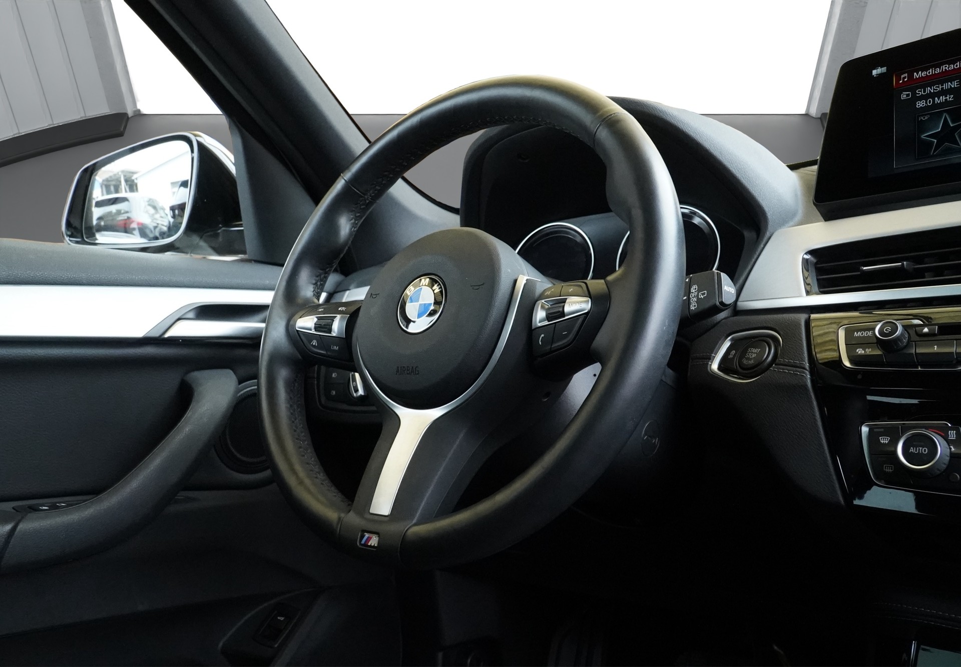 BMW X1 xDrive 20d M Sport Steptronic *CH Fahrzeug & AHK 2000 KG**-image-13