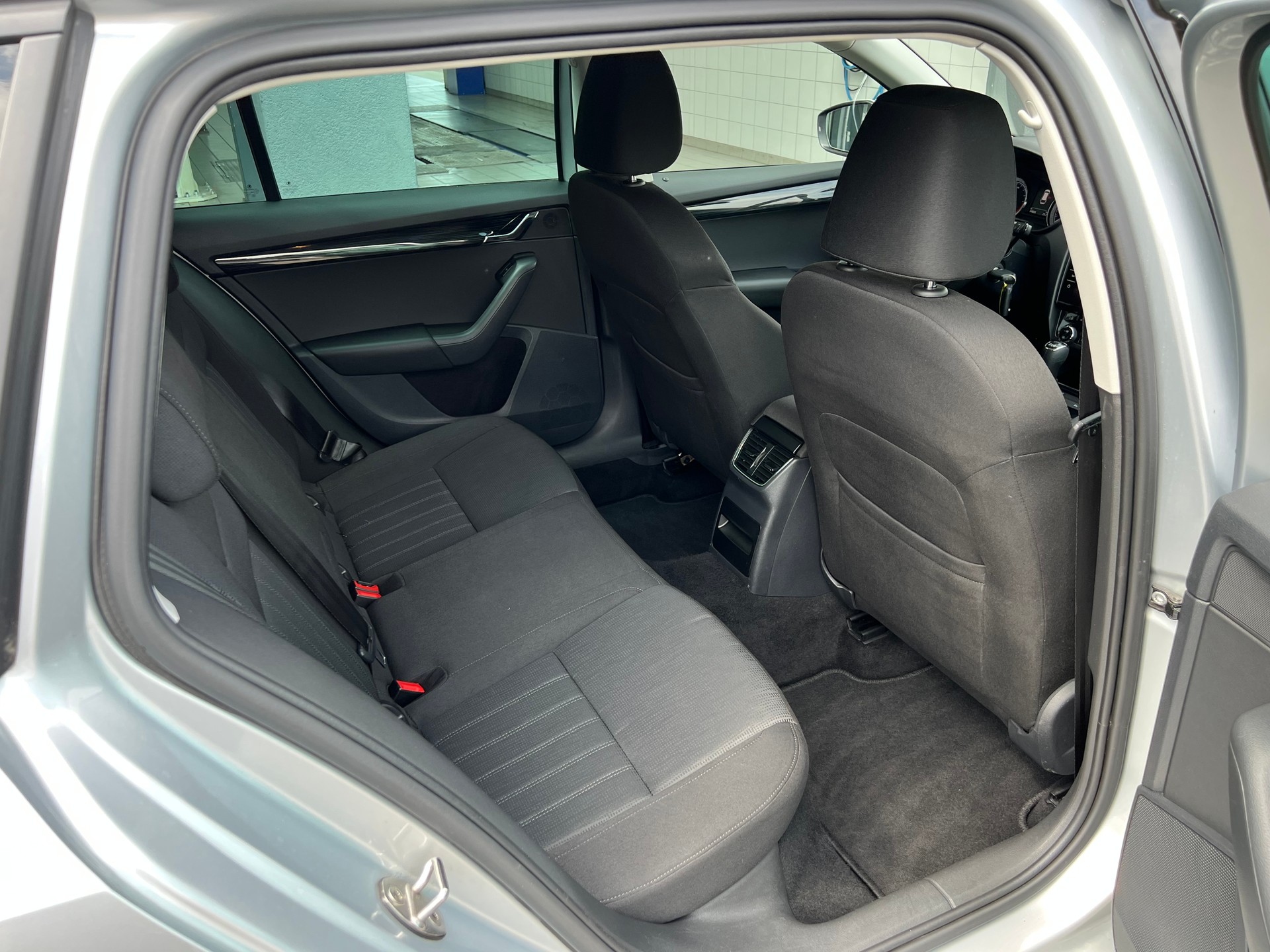 SKODA Octavia Combi 2.0 TDI 184 Style 4x4 DSG 1.Hand * Autobahnkilometer *-image-13