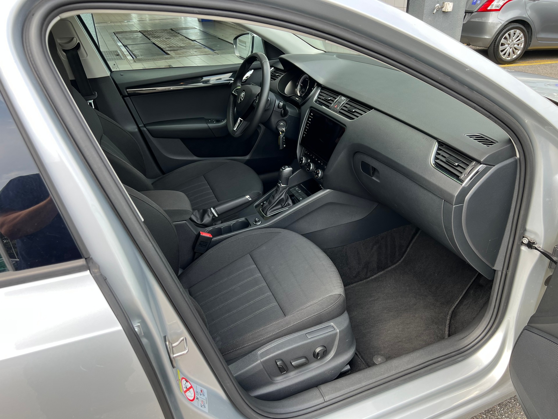 SKODA Octavia Combi 2.0 TDI 184 Style 4x4 DSG 1.Hand * Autobahnkilometer *-image-12