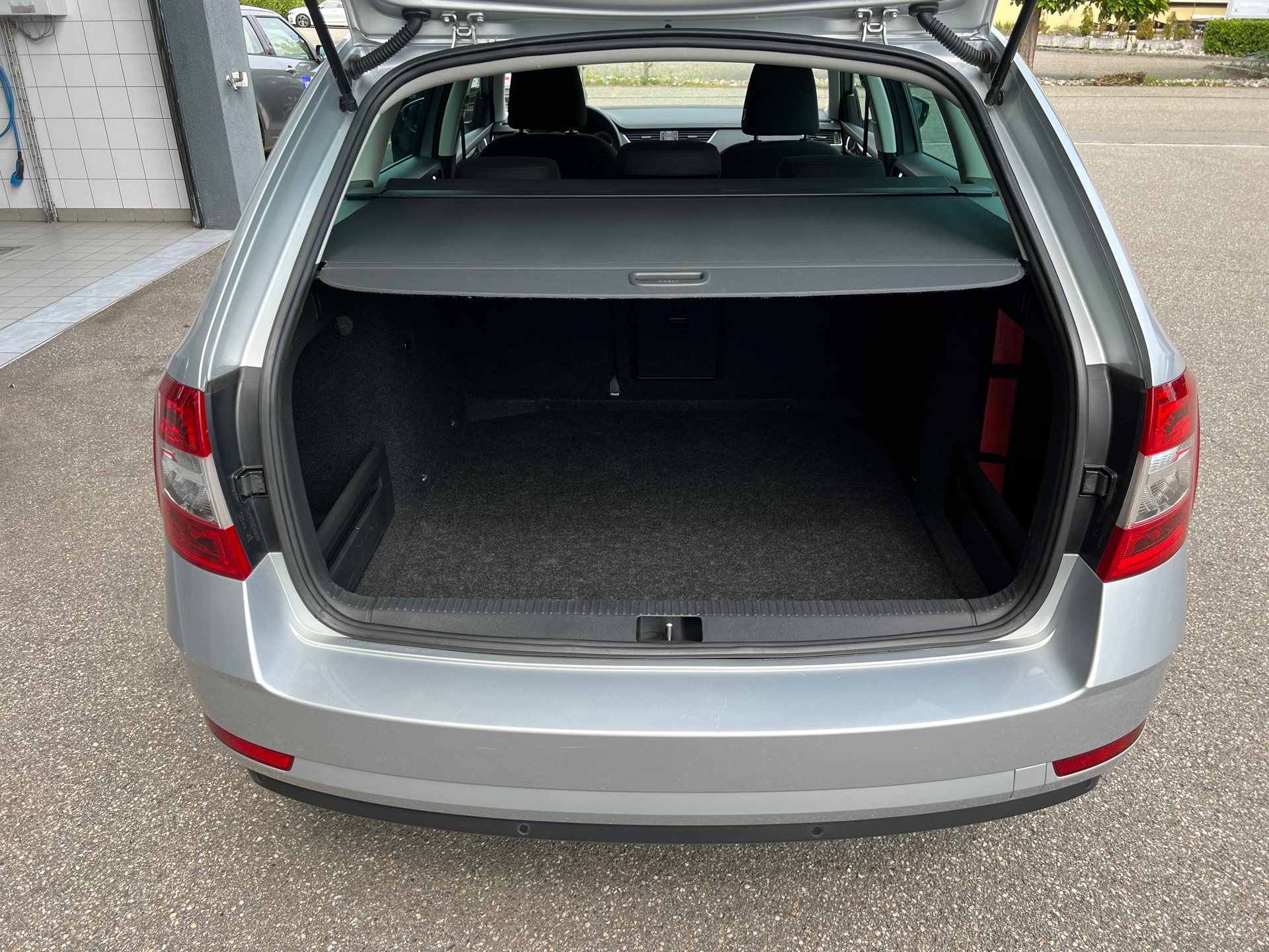 SKODA Octavia Combi 2.0 TDI 184 Style 4x4 DSG 1.Hand * Autobahnkilometer *-image-14