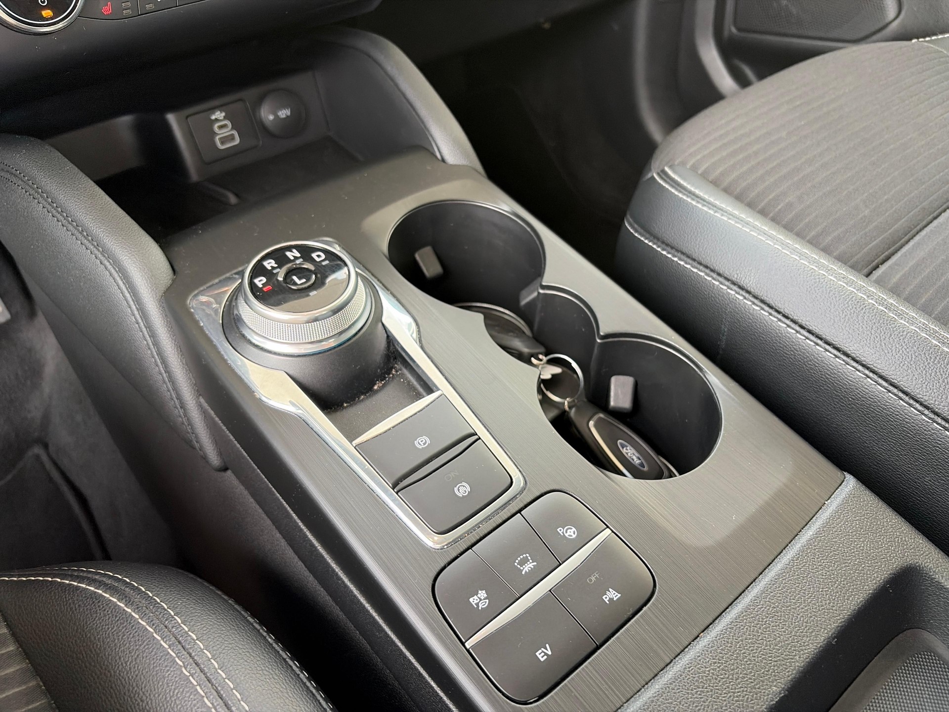 FORD Kuga 2.5 Plug-in Hybrid Titanium X-image-17