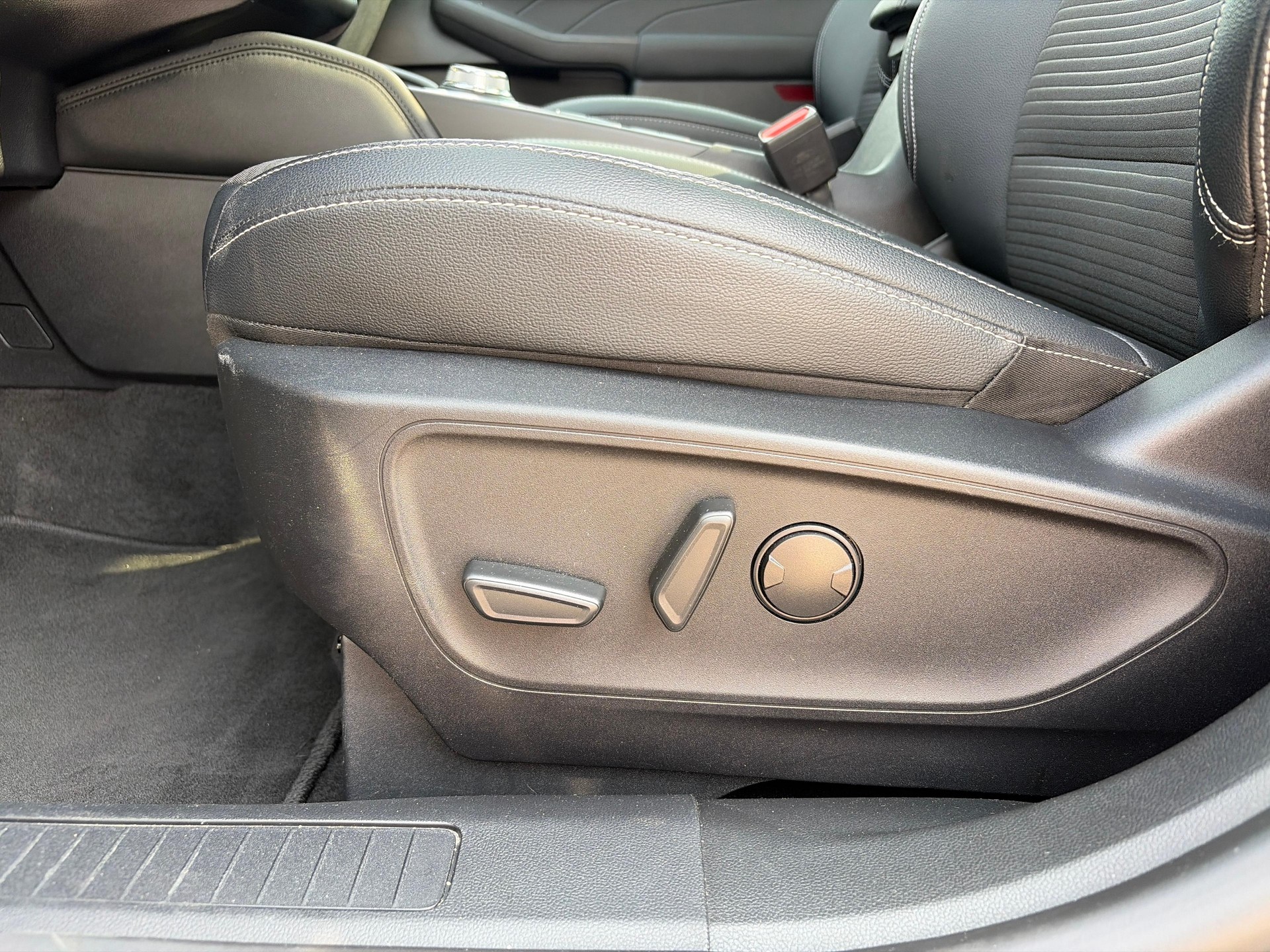 FORD Kuga 2.5 Plug-in Hybrid Titanium X-image-12