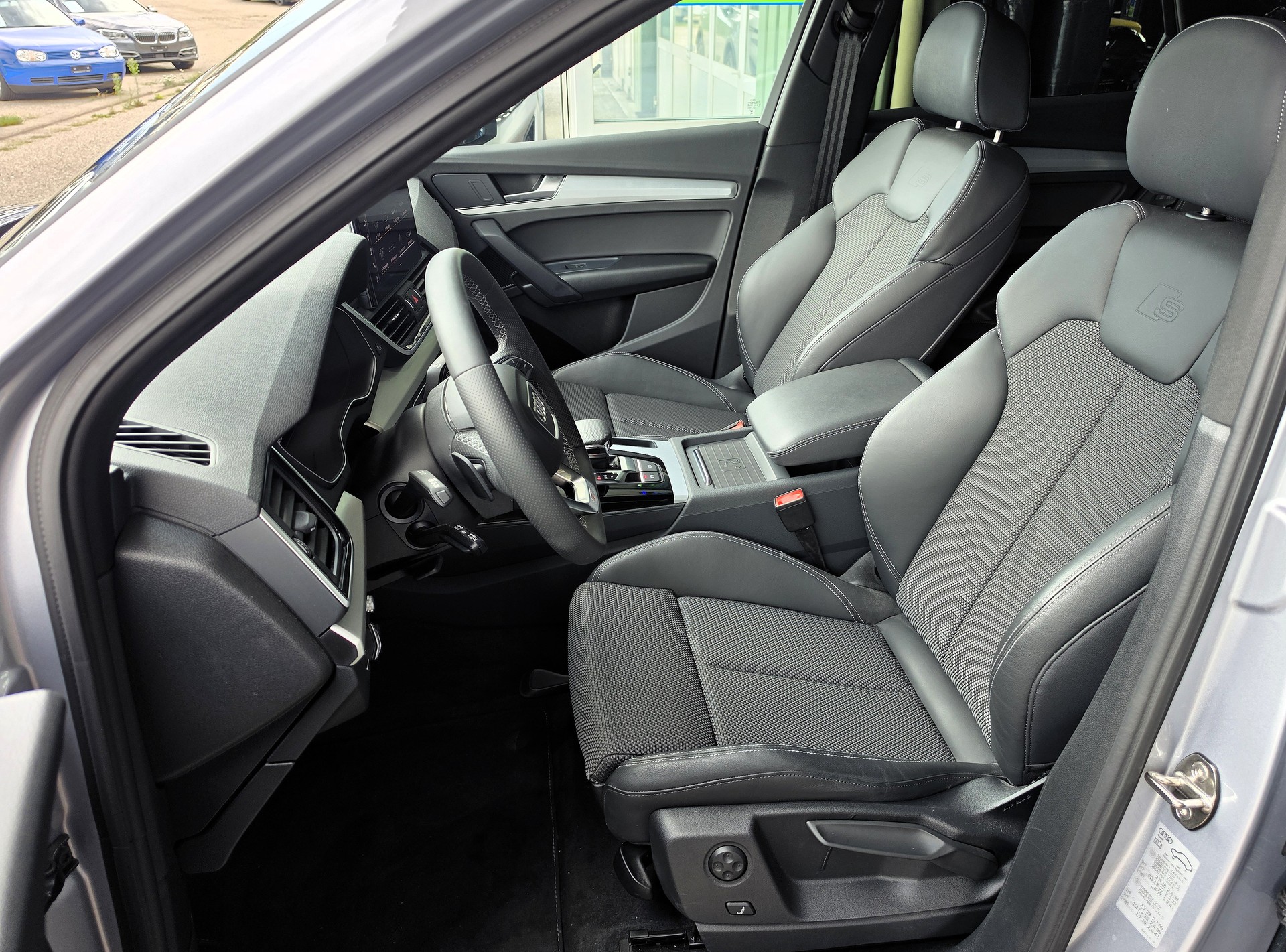 AUDI Q5 55 TFSI e S Line quattro S-Tronic-image-11