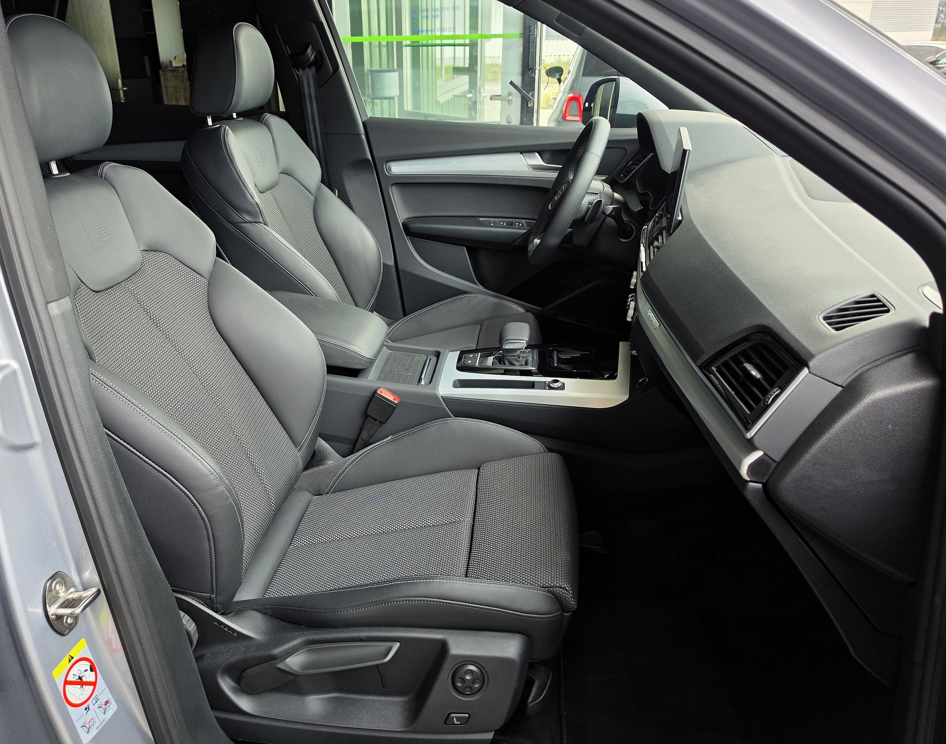 AUDI Q5 55 TFSI e S Line quattro S-Tronic-image-5