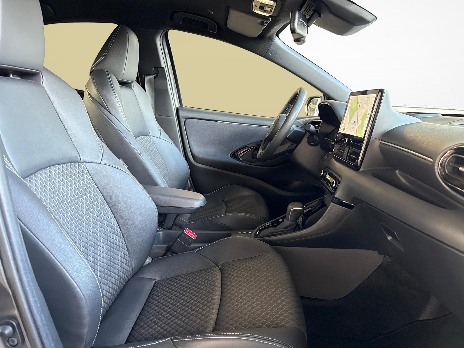 TOYOTA Yaris 1.5 VVT-i HSD Premium-image-9