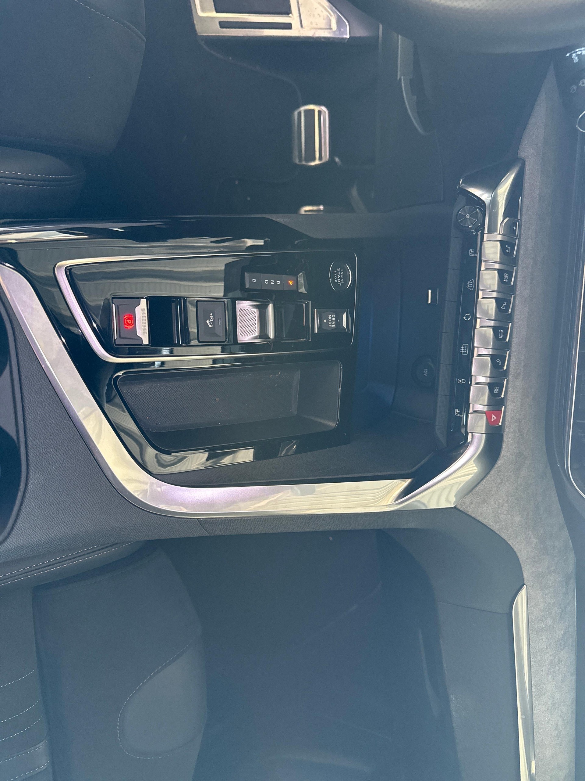 PEUGEOT 3008 1.6 Plug-in Hybrid4 GT-image-15