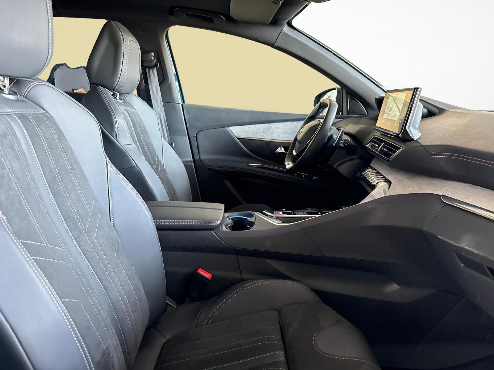 PEUGEOT 3008 1.6 Plug-in Hybrid4 GT-image-9