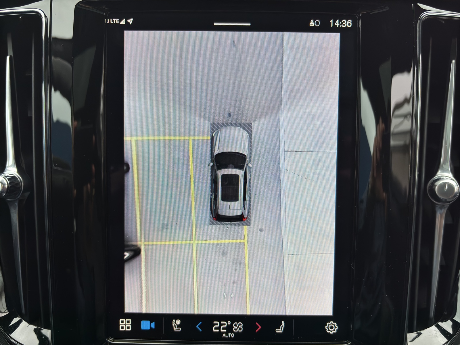 VOLVO XC60 B5 Benzin Mild Hybrid AWD Ultra Dark Geartronic mit AHK, Panorama-Ausstell-/Schiebedach & fortl. Werksgarantie 5 Jahre-image-24