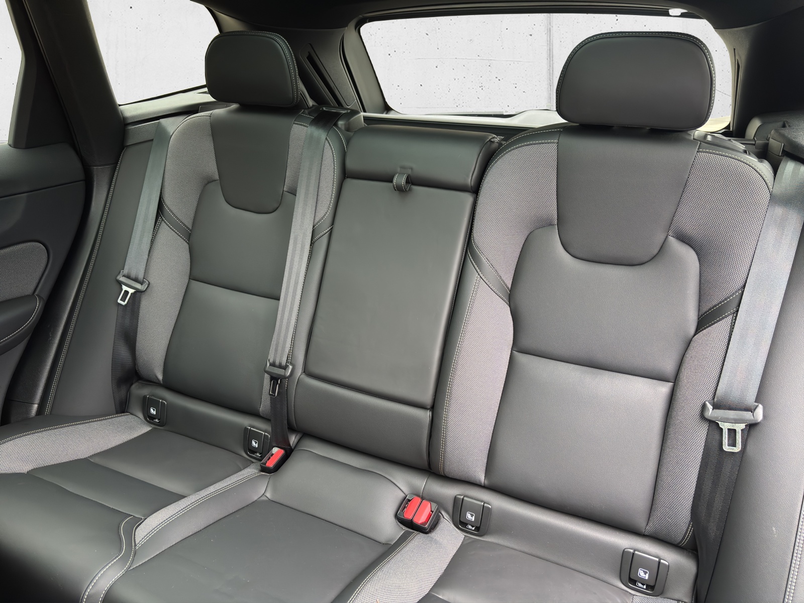 VOLVO XC60 B5 Benzin Mild Hybrid AWD Ultra Dark Geartronic mit AHK, Panorama-Ausstell-/Schiebedach & fortl. Werksgarantie 5 Jahre-image-29