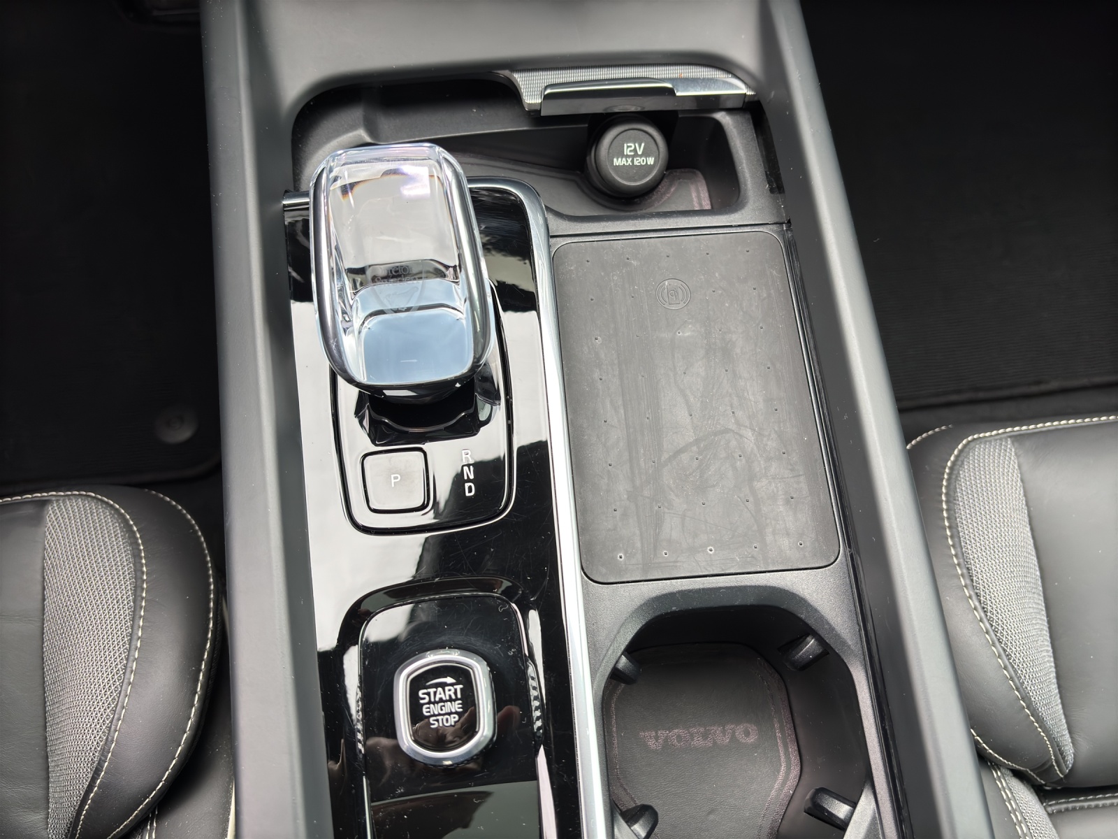 VOLVO XC60 B5 Benzin Mild Hybrid AWD Ultra Dark Geartronic mit AHK, Panorama-Ausstell-/Schiebedach & fortl. Werksgarantie 5 Jahre-image-19