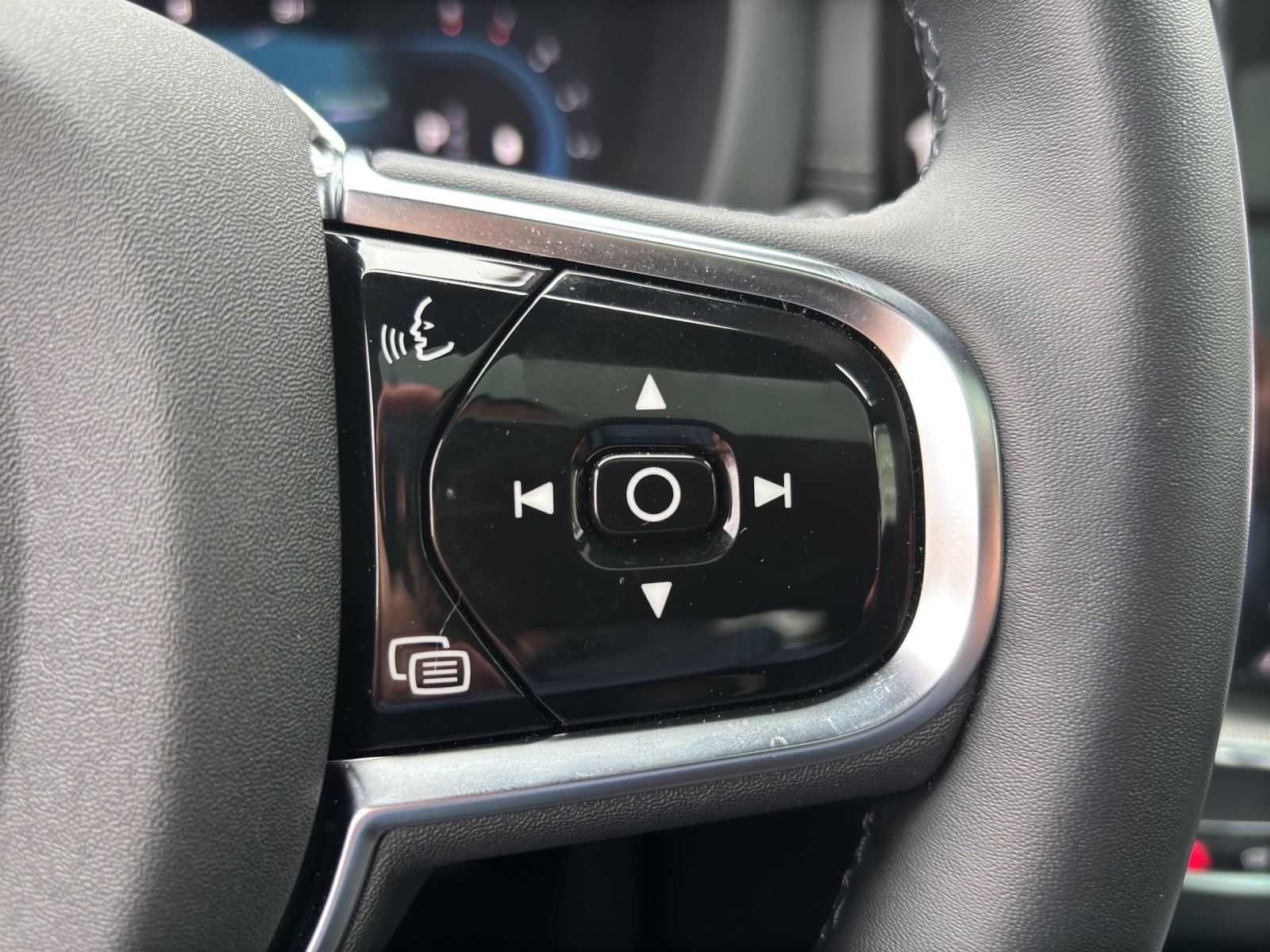 VOLVO XC60 B5 Benzin Mild Hybrid AWD Ultra Dark Geartronic mit AHK, Panorama-Ausstell-/Schiebedach & fortl. Werksgarantie 5 Jahre-image-15
