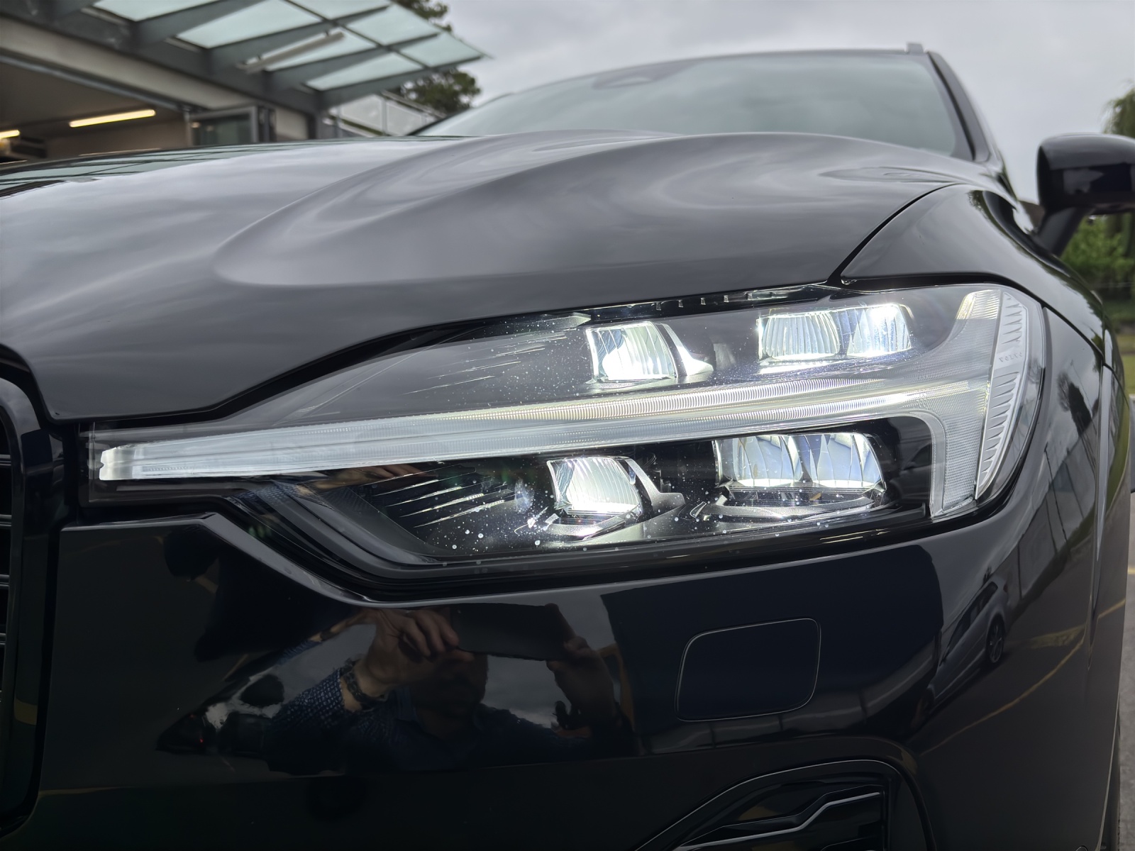 VOLVO XC60 B5 Benzin Mild Hybrid AWD Ultra Dark Geartronic mit AHK, Panorama-Ausstell-/Schiebedach & fortl. Werksgarantie 5 Jahre-image-10