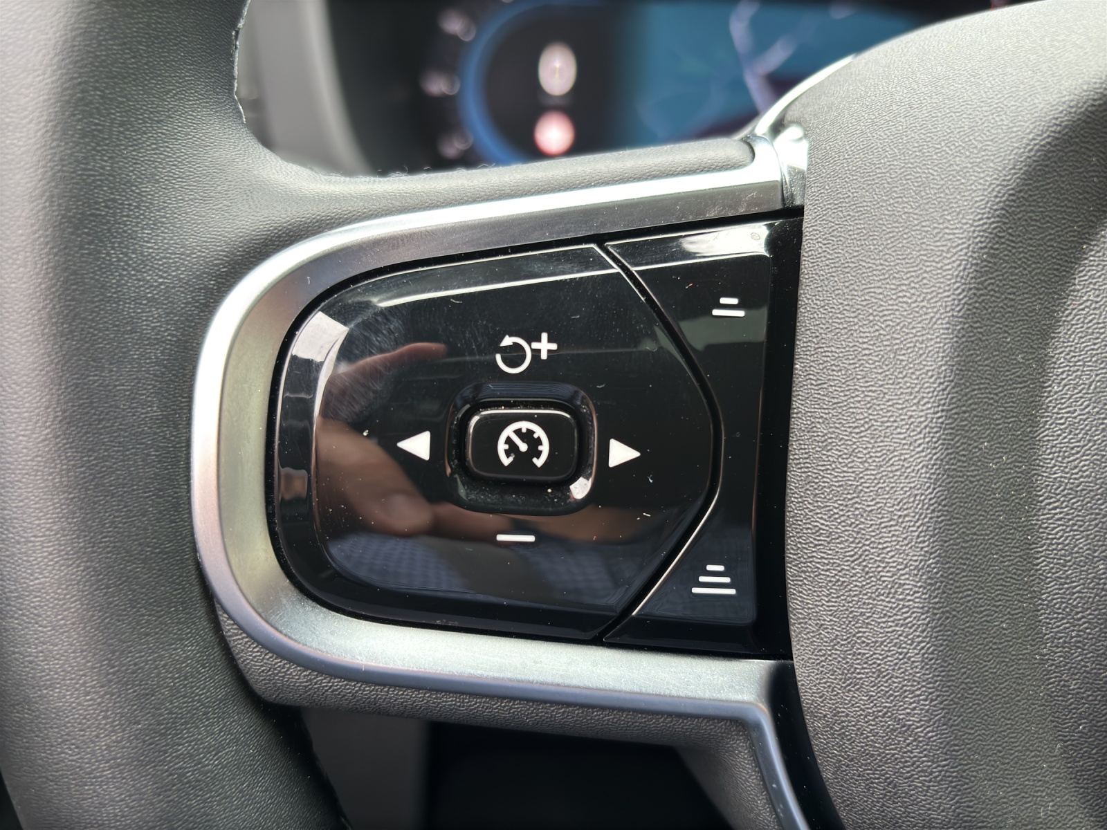 VOLVO XC60 B5 Benzin Mild Hybrid AWD Ultra Dark Geartronic mit AHK, Panorama-Ausstell-/Schiebedach & fortl. Werksgarantie 5 Jahre-image-14
