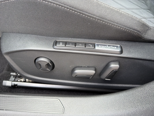VW Golf 2.0 TSI Style DSG 4M-image-12