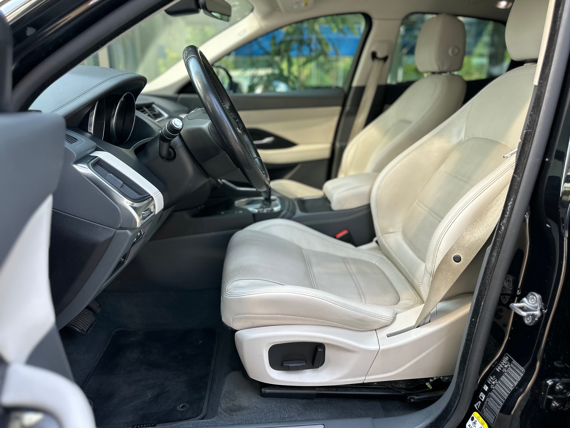 JAGUAR E-Pace 2.0d D180 R-Dynamic HSE AWD Automatik-image-6