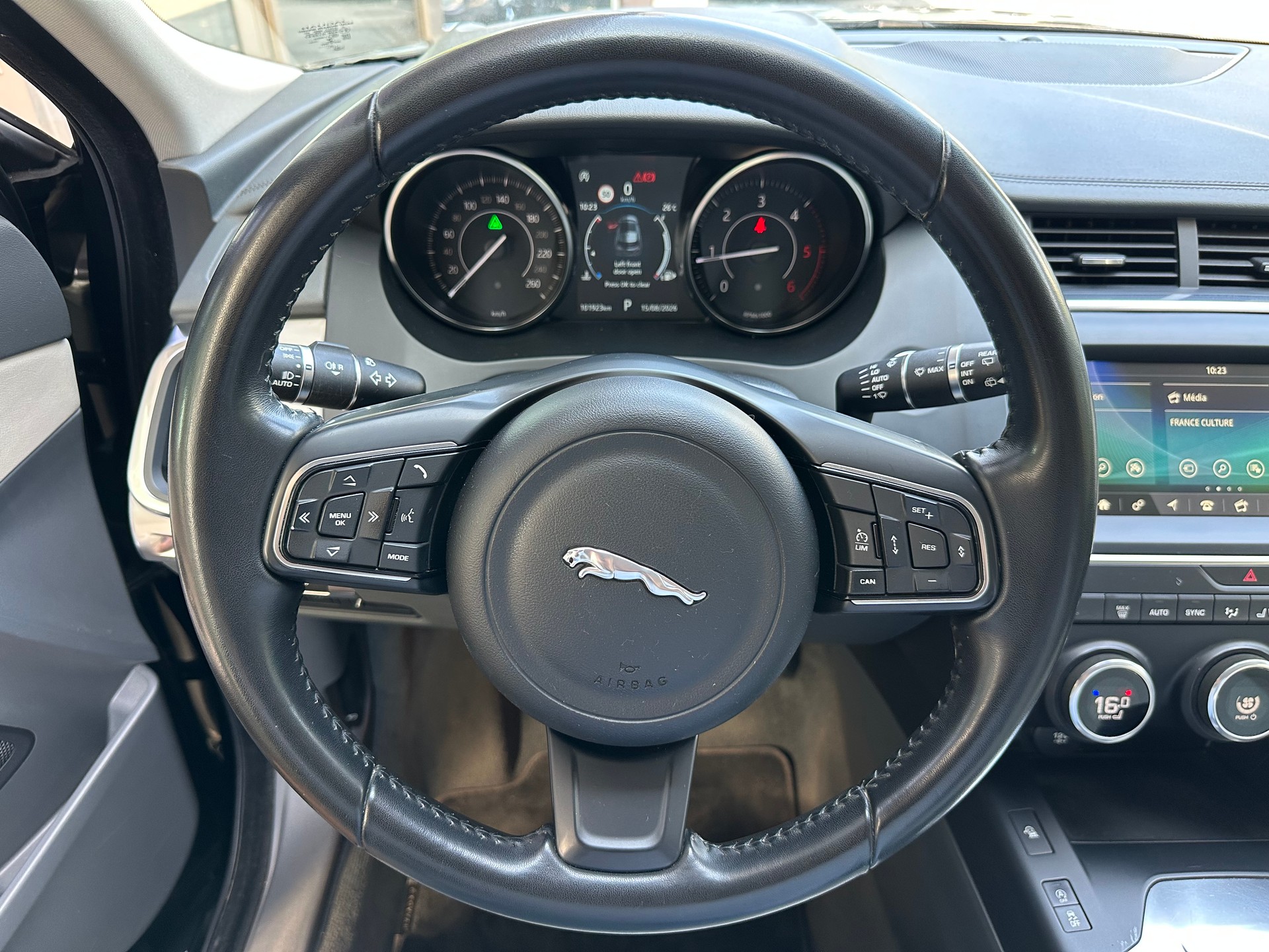 JAGUAR E-Pace 2.0d D180 R-Dynamic HSE AWD Automatik-image-9