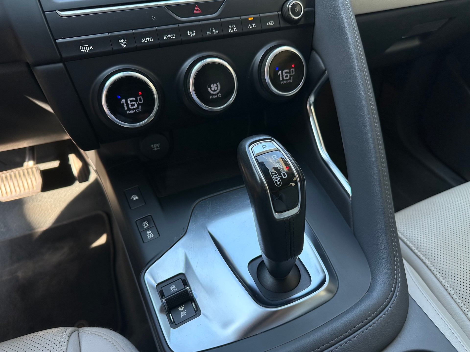 JAGUAR E-Pace 2.0d D180 R-Dynamic HSE AWD Automatik-image-12