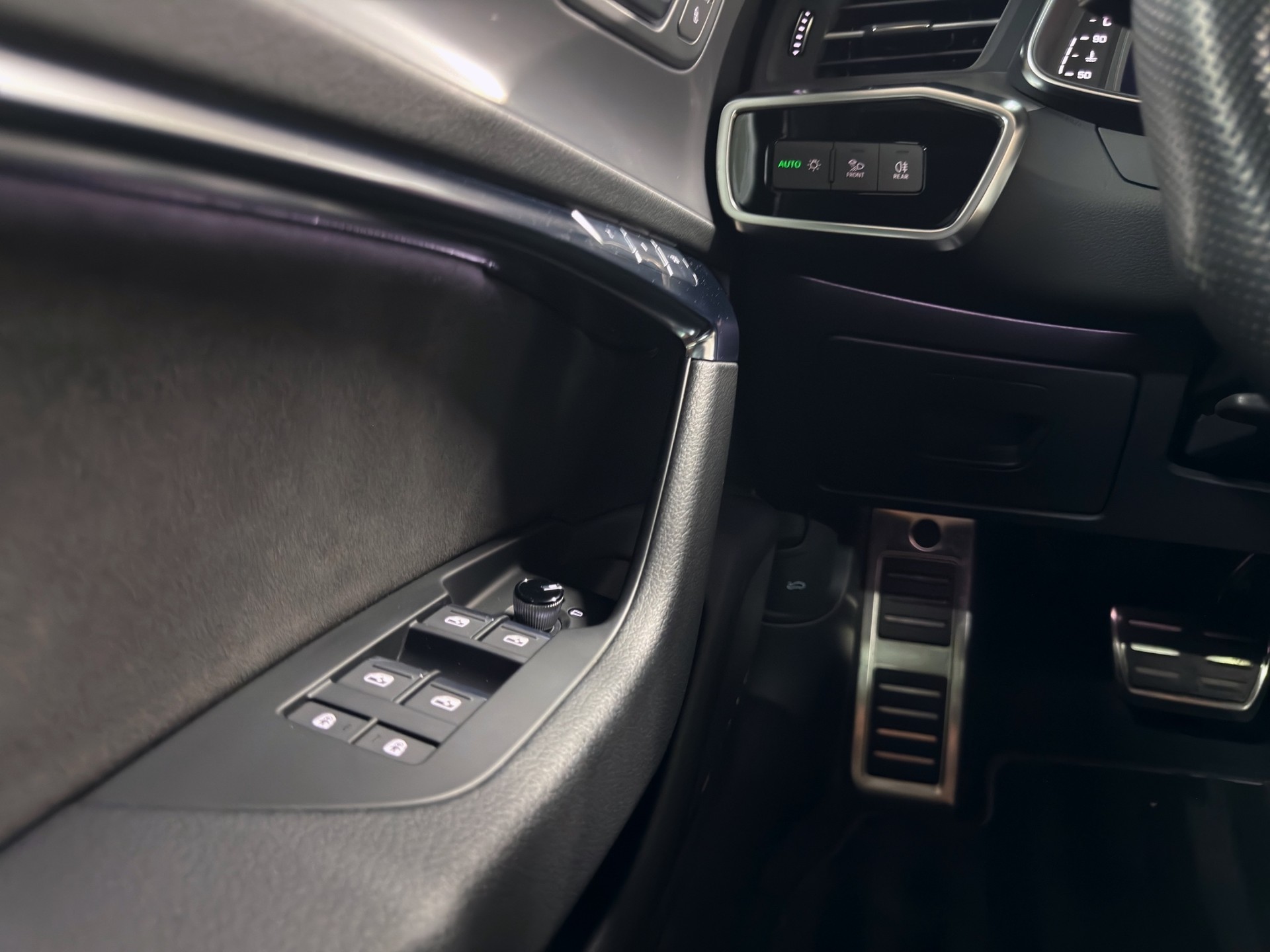 AUDI A6 Avant 45 TFSI Sport Attraction quattro S-tronic-image-27