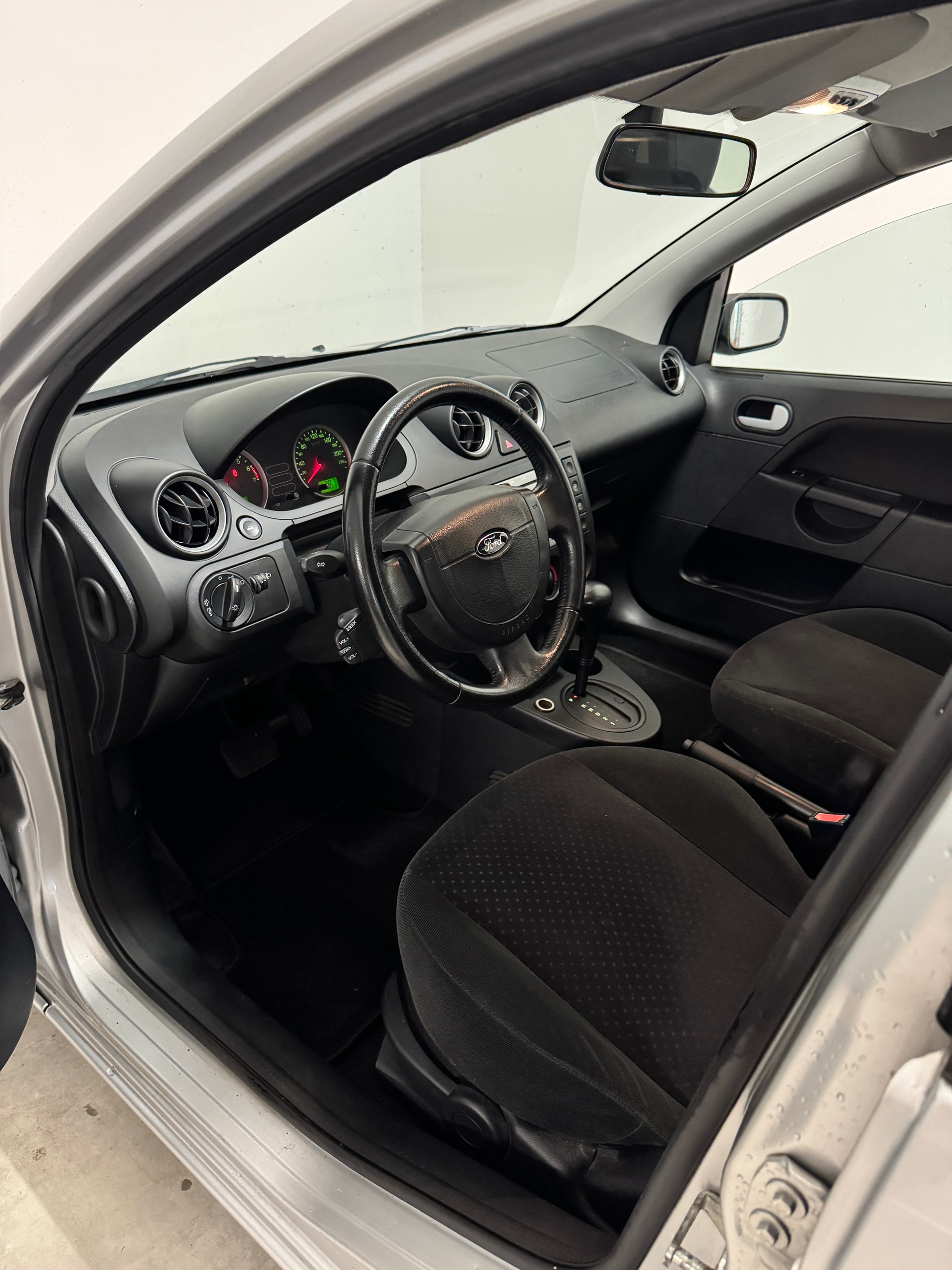 FORD Fiesta 1.6 16V Trend-image-5