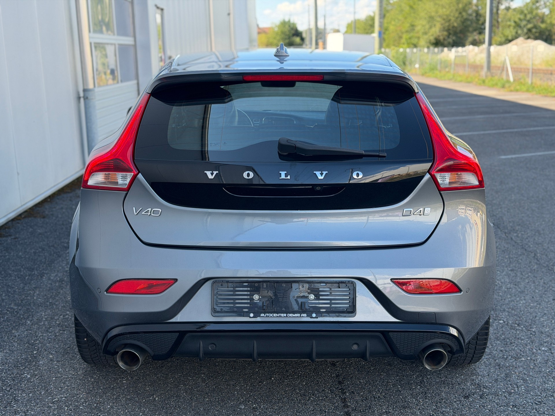 VOLVO V40 D4 Momentum R-Design Geartronic-image-4