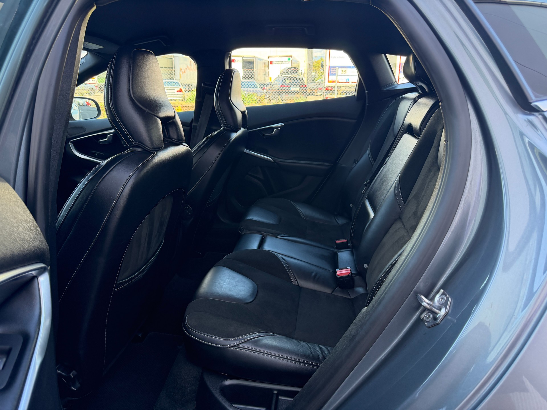 VOLVO V40 D4 Momentum R-Design Geartronic-image-12