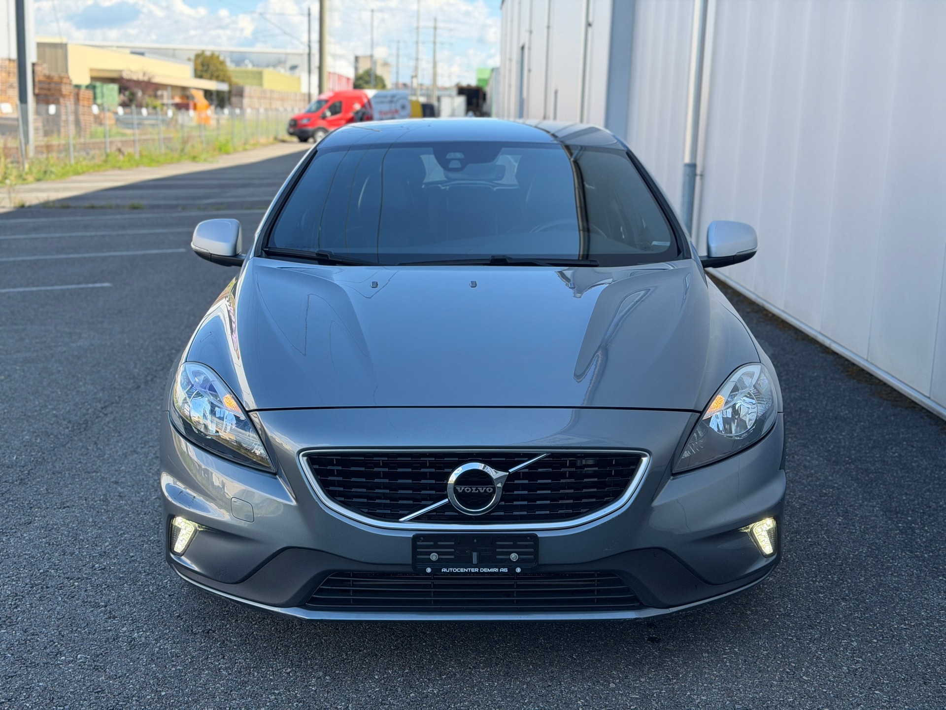 VOLVO V40 D4 Momentum R-Design Geartronic-image-1