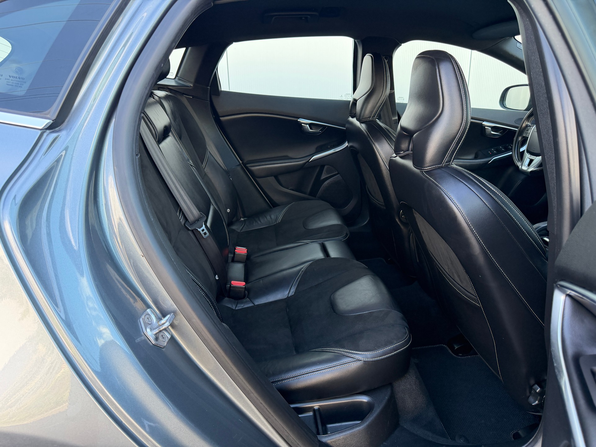VOLVO V40 D4 Momentum R-Design Geartronic-image-13