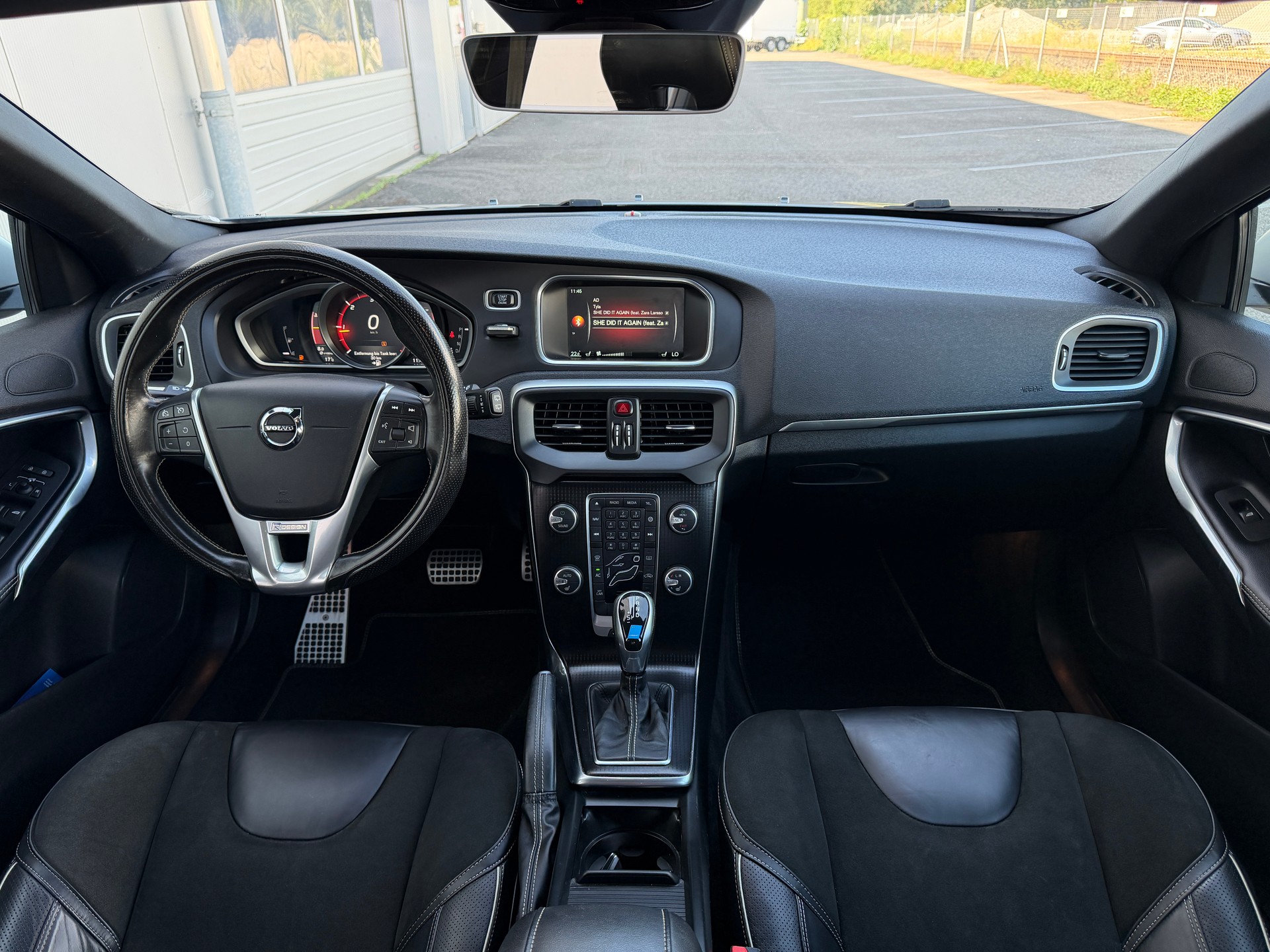 VOLVO V40 D4 Momentum R-Design Geartronic-image-11