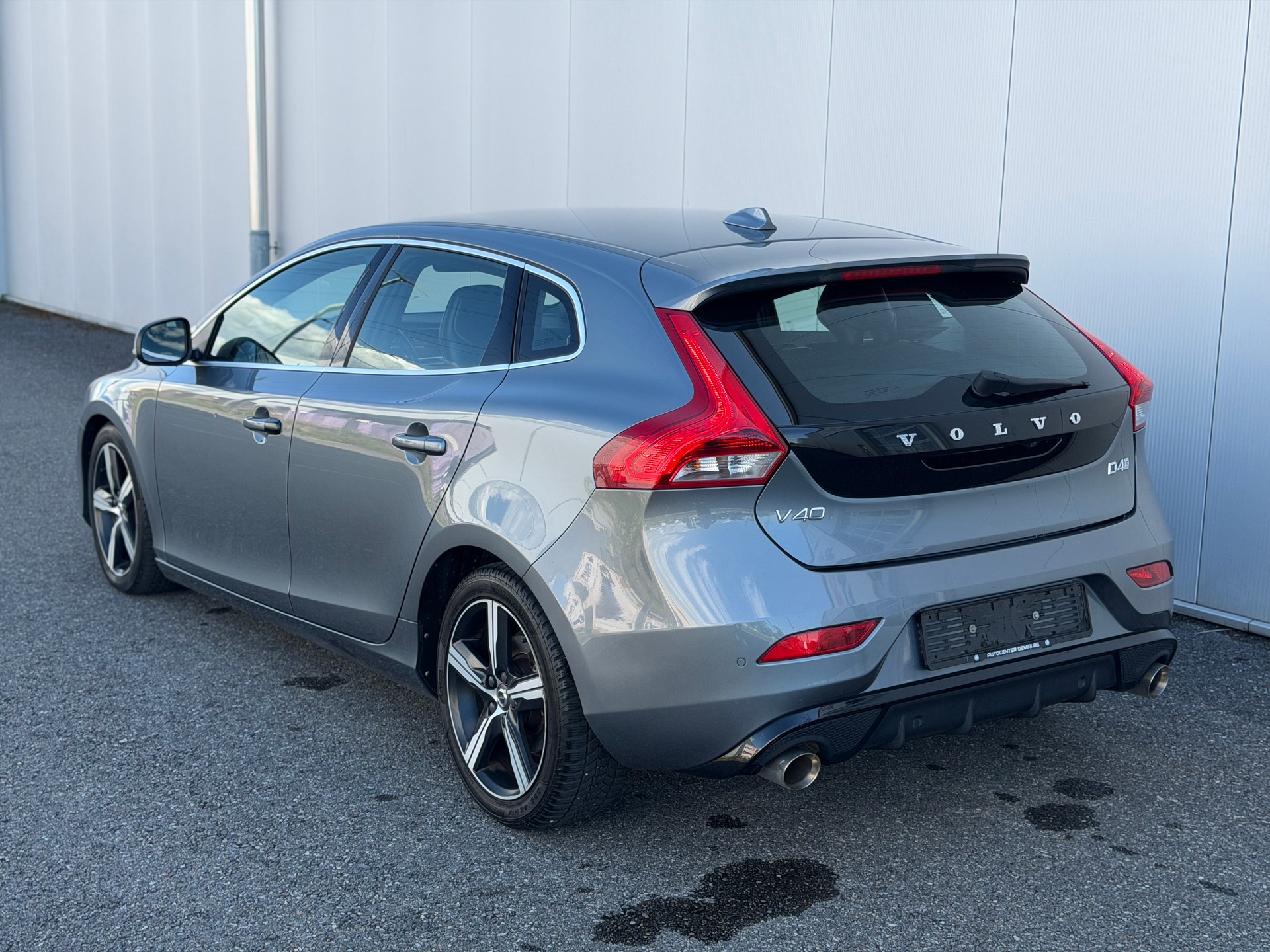 VOLVO V40 D4 Momentum R-Design Geartronic-image-7