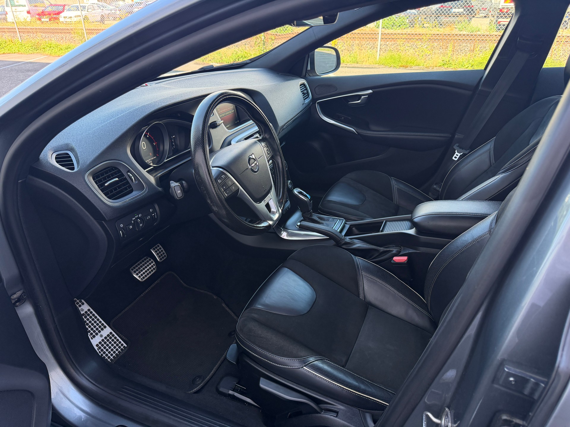 VOLVO V40 D4 Momentum R-Design Geartronic-image-8