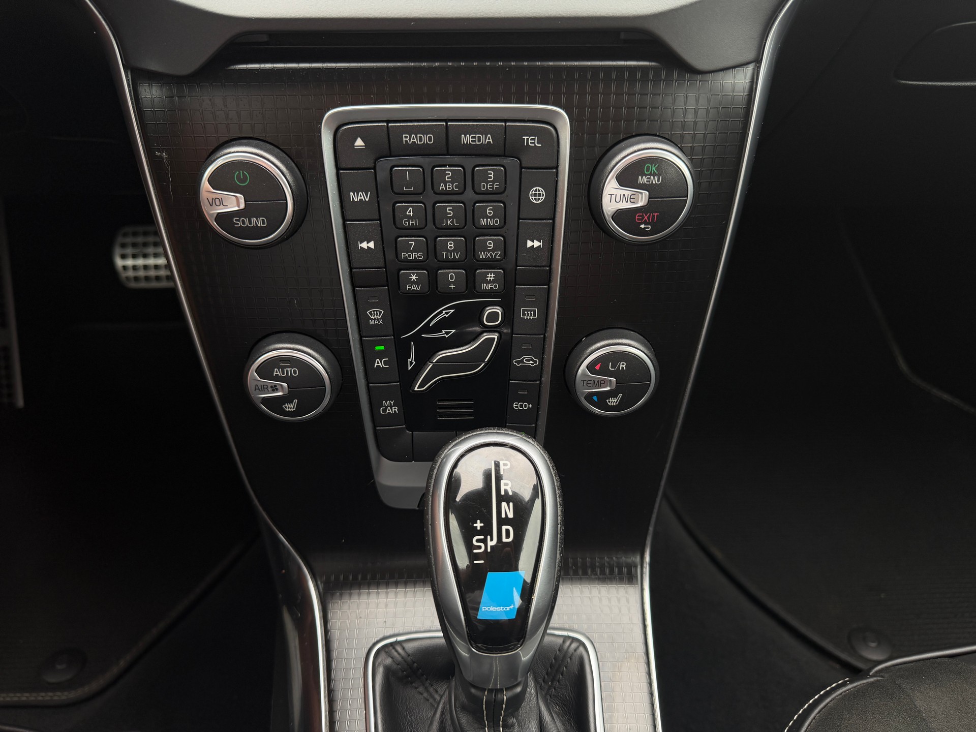 VOLVO V40 D4 Momentum R-Design Geartronic-image-14