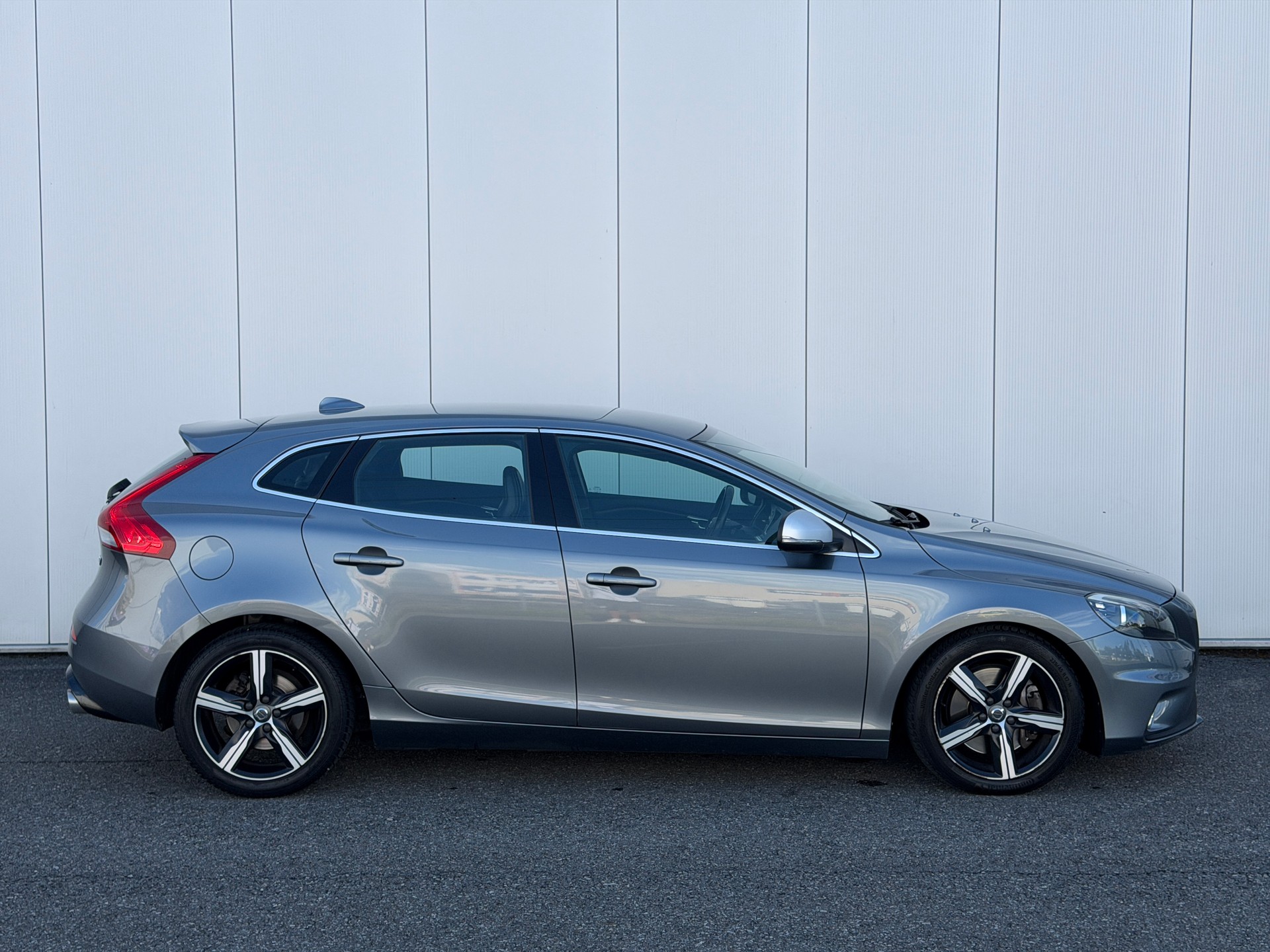 VOLVO V40 D4 Momentum R-Design Geartronic-image-2