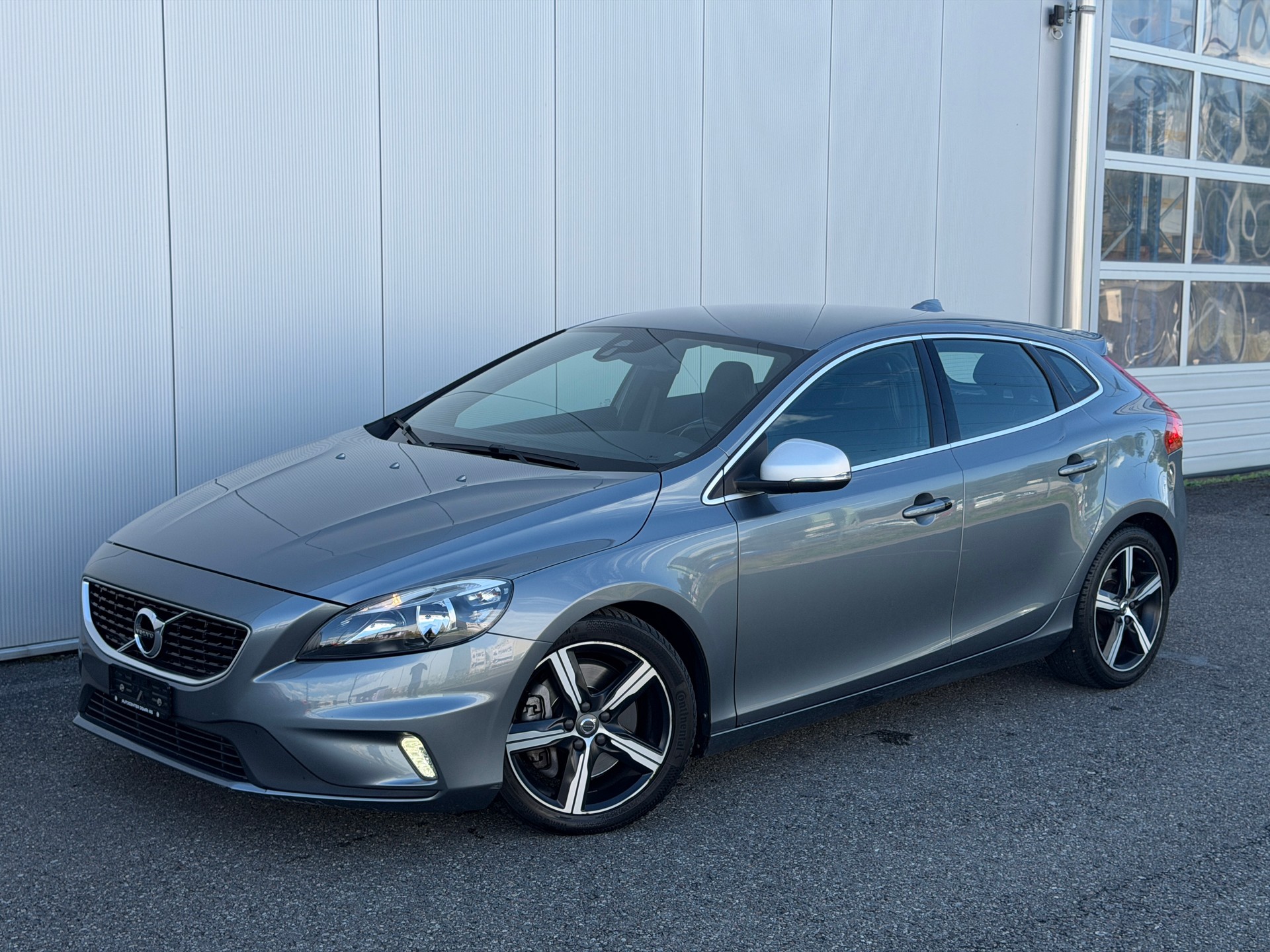 VOLVO V40 D4 Momentum R-Design Geartronic-image-5