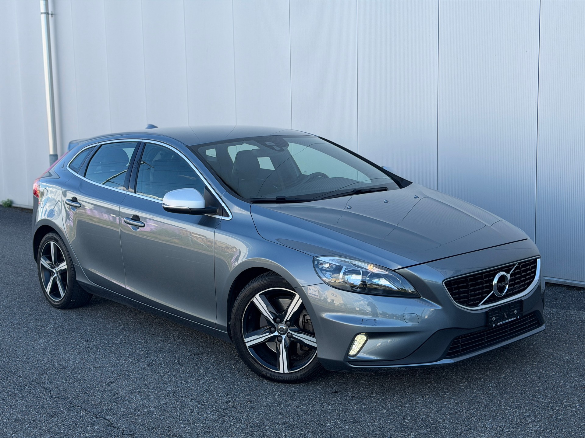 VOLVO V40 D4 Momentum R-Design Geartronic-image-0