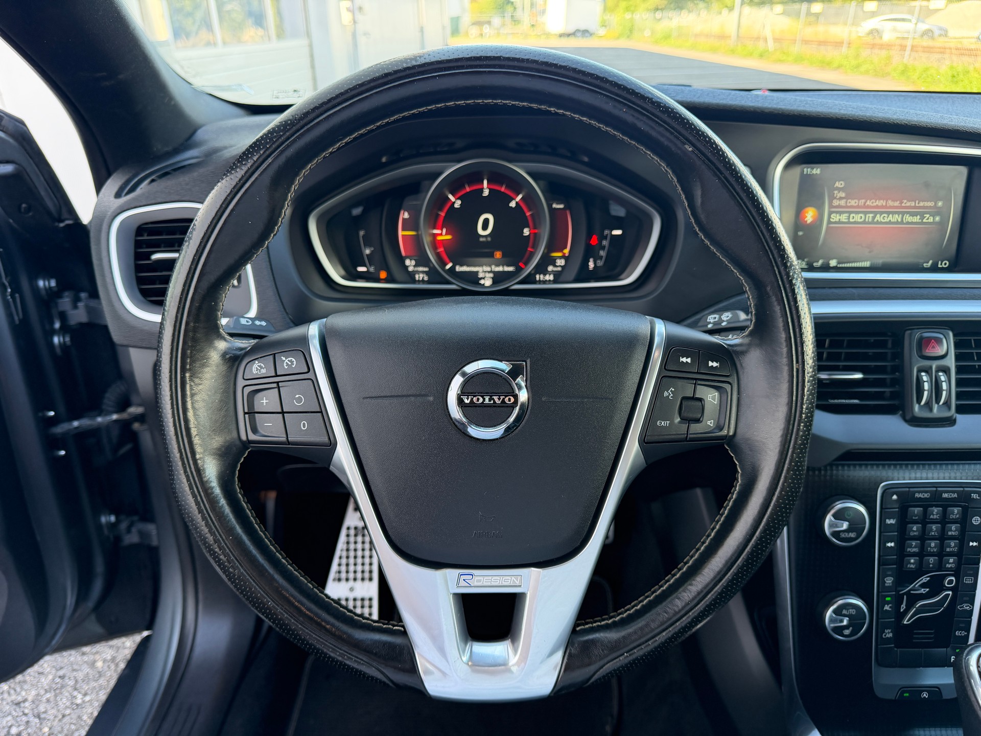 VOLVO V40 D4 Momentum R-Design Geartronic-image-10