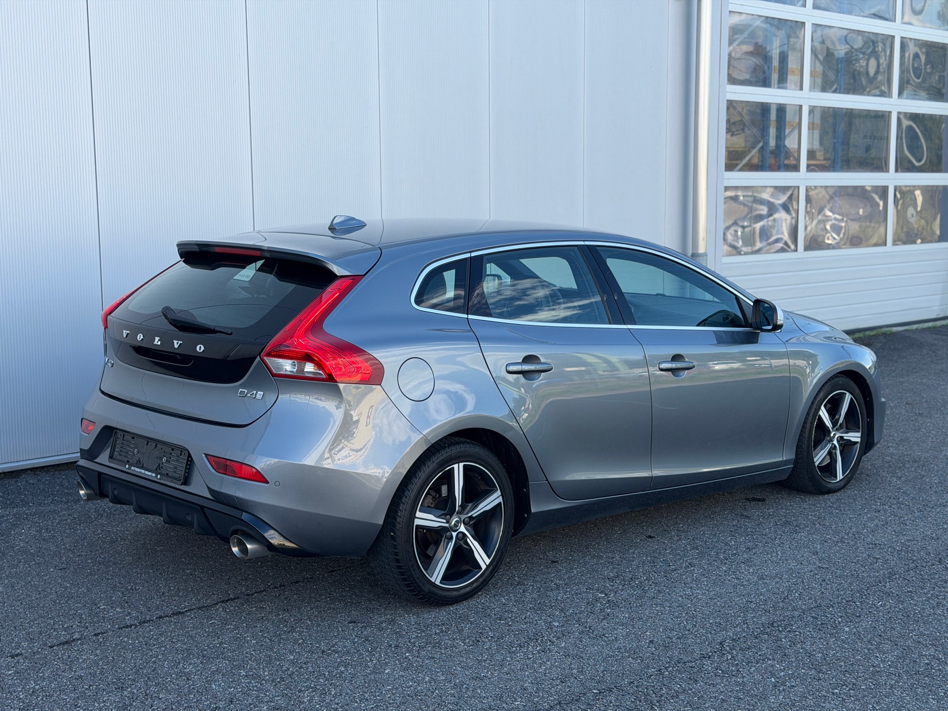 VOLVO V40 D4 Momentum R-Design Geartronic-image-3