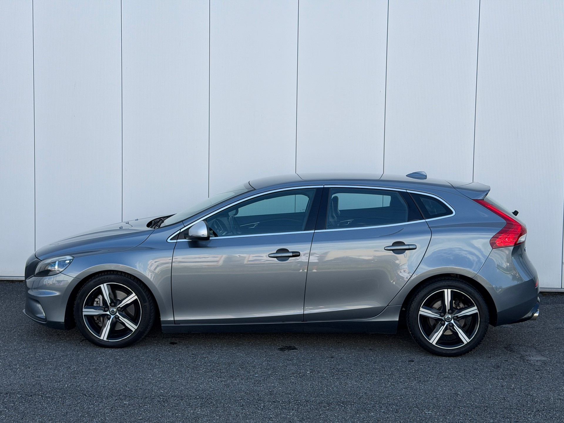 VOLVO V40 D4 Momentum R-Design Geartronic-image-6