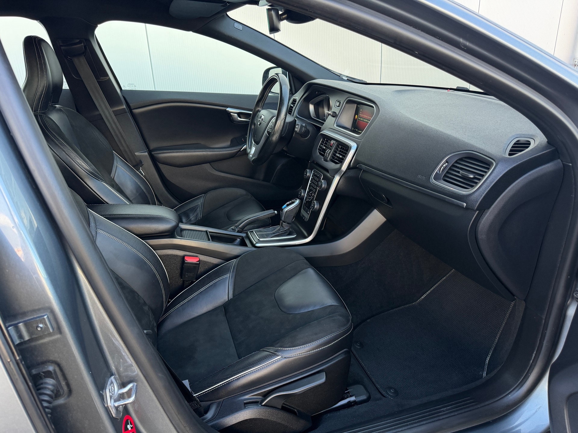 VOLVO V40 D4 Momentum R-Design Geartronic-image-9