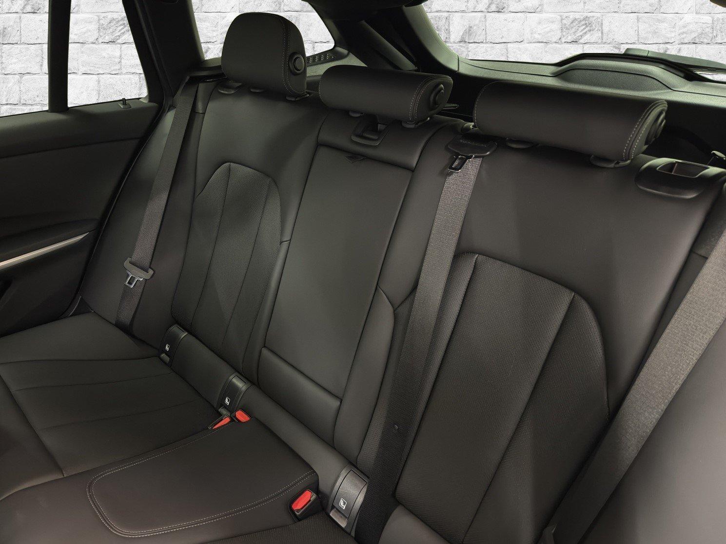 BMW 330d xDrive SAG Touring-image-12