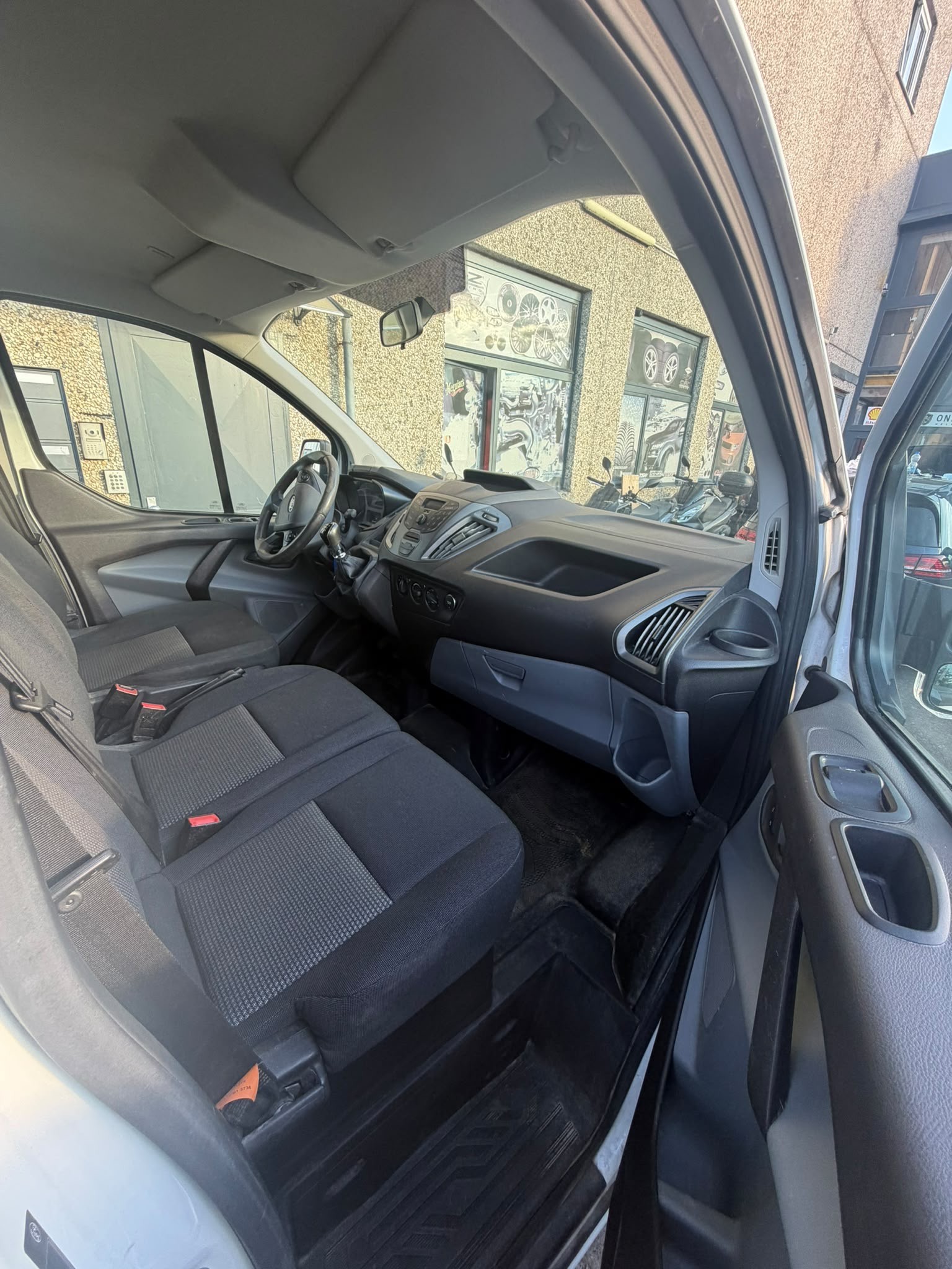 FORD Transit Custom Van 270 L1H1 - Expertise du jour - 93.000 Kilometres-image-5