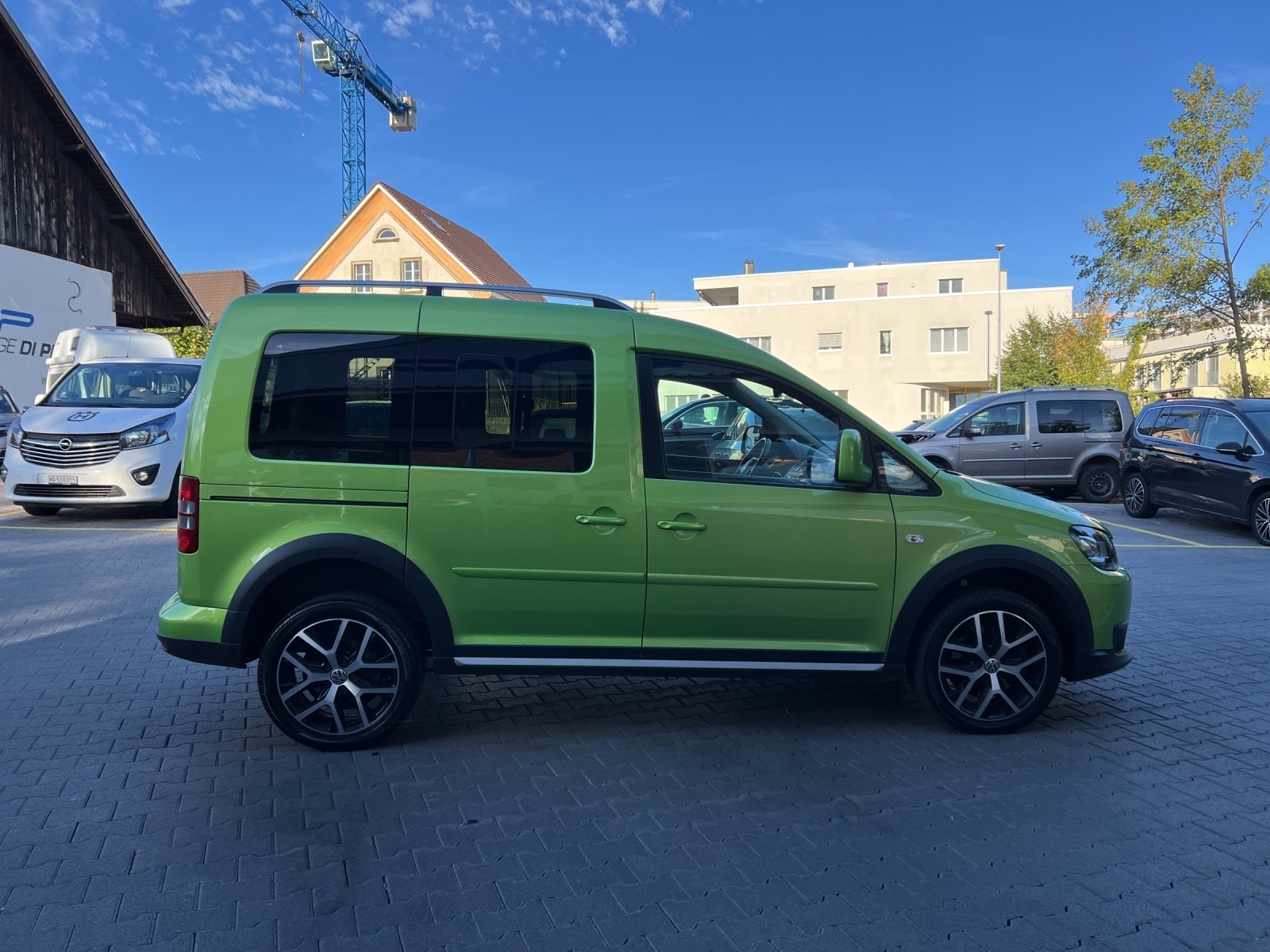 VW Cross Caddy 2.0 TDI 4Motion DSG-image-4