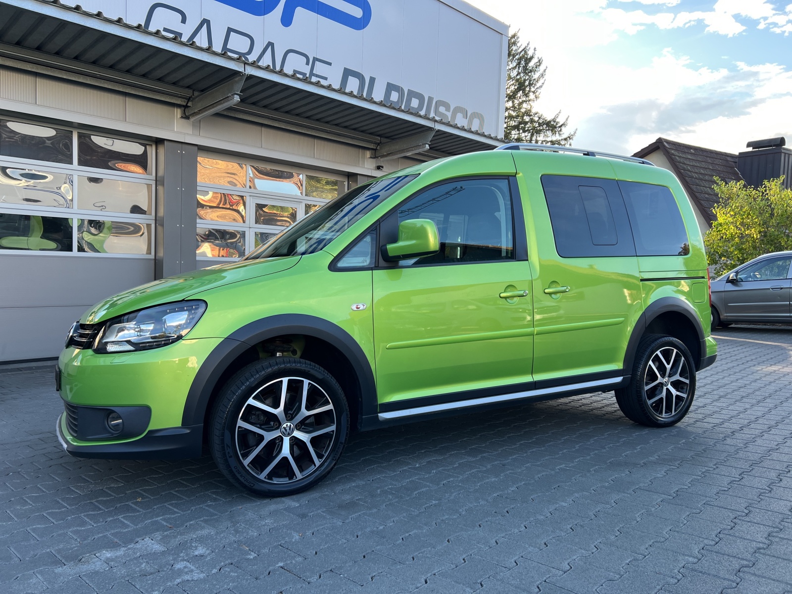 VW Cross Caddy 2.0 TDI 4Motion DSG-image-0