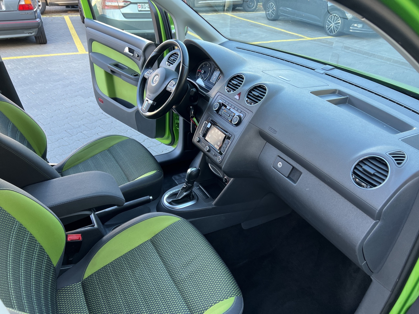VW Cross Caddy 2.0 TDI 4Motion DSG-image-6