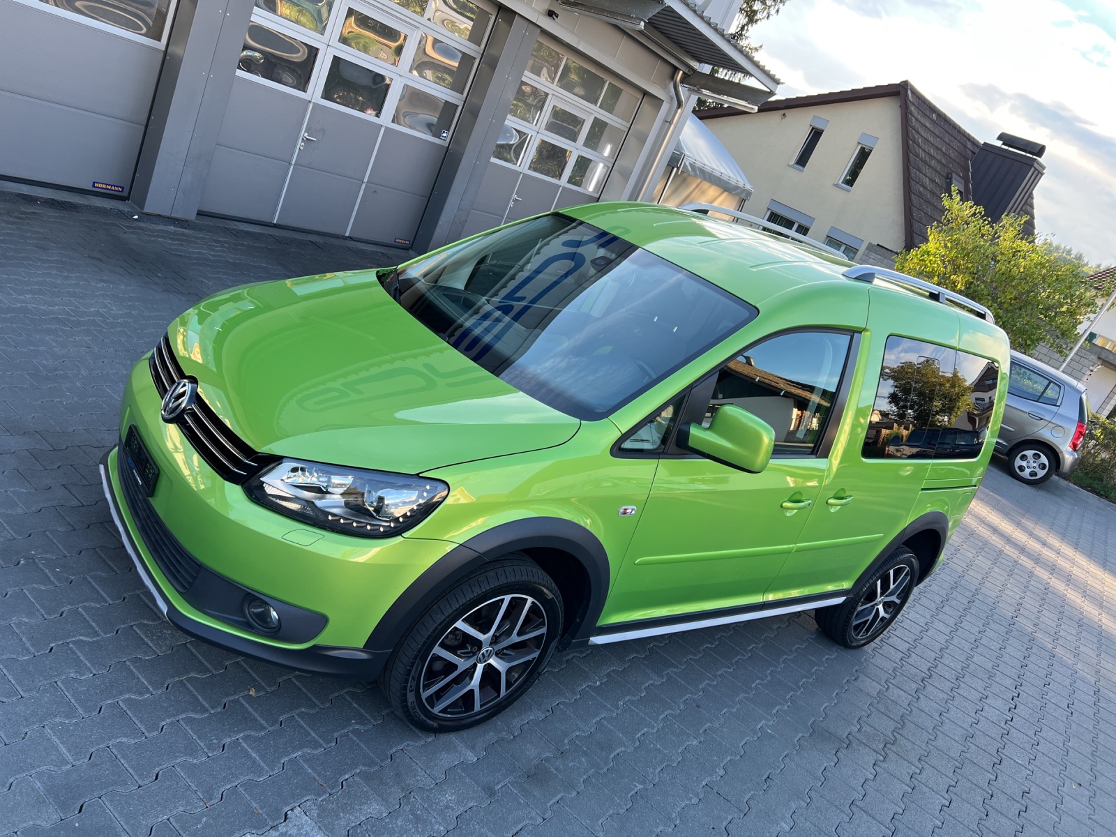 VW Cross Caddy 2.0 TDI 4Motion DSG-image-13