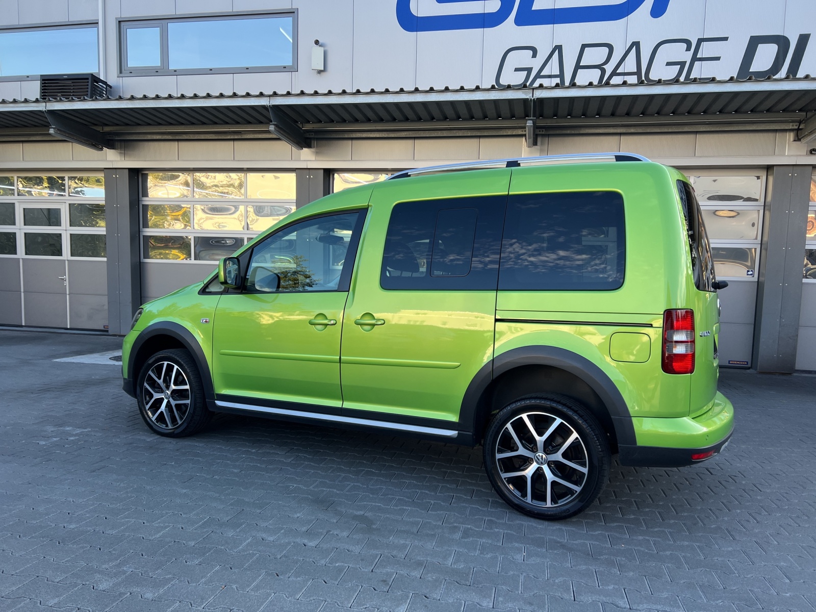 VW Cross Caddy 2.0 TDI 4Motion DSG-image-2