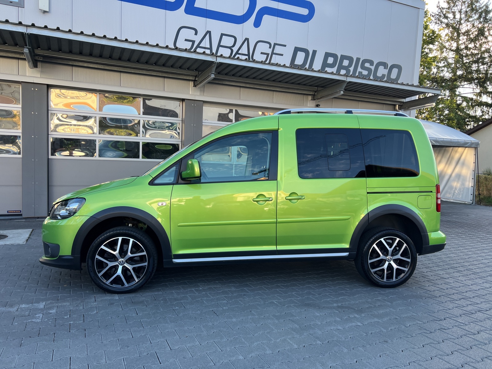 VW Cross Caddy 2.0 TDI 4Motion DSG-image-1