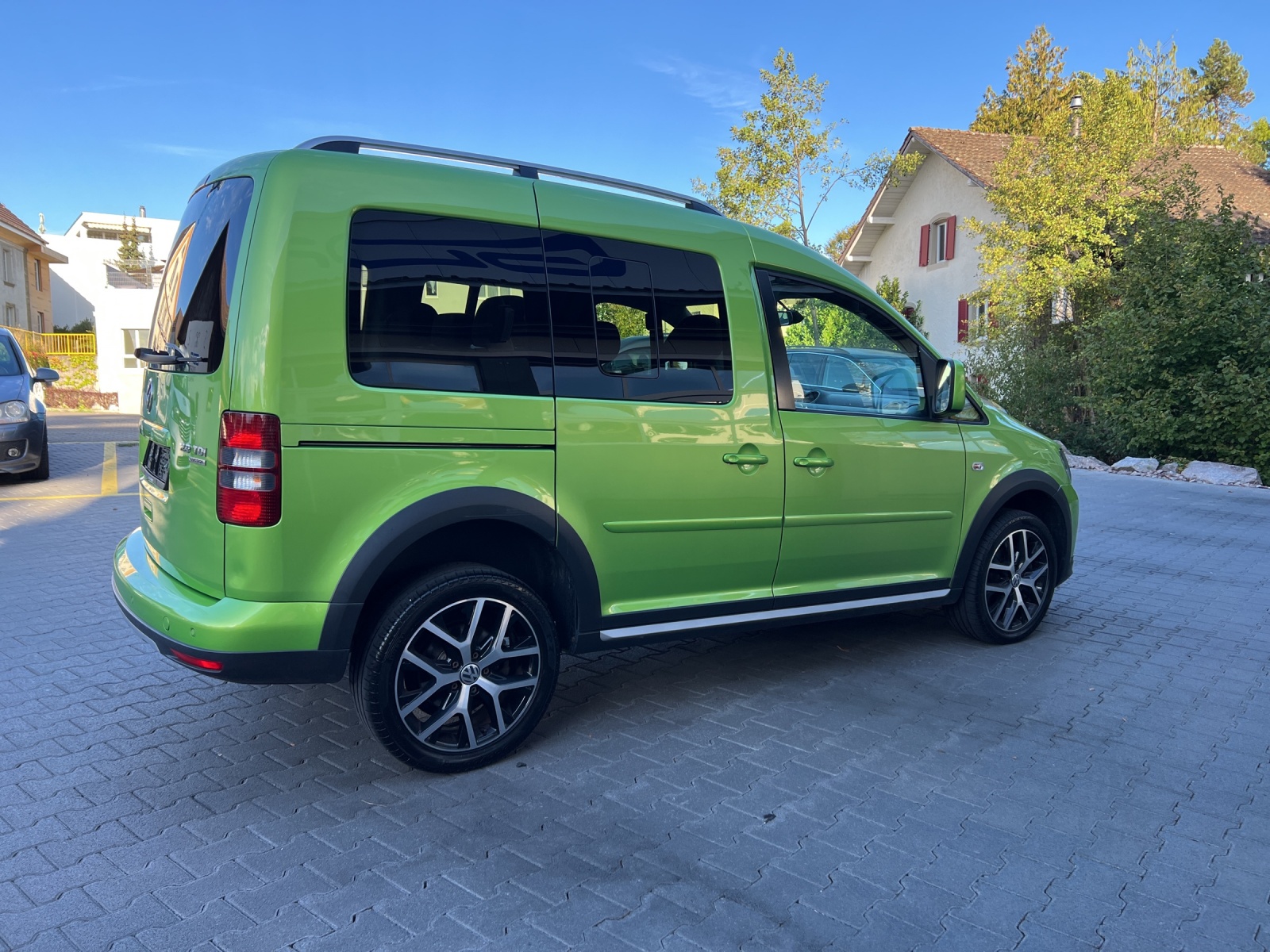 VW Cross Caddy 2.0 TDI 4Motion DSG-image-3